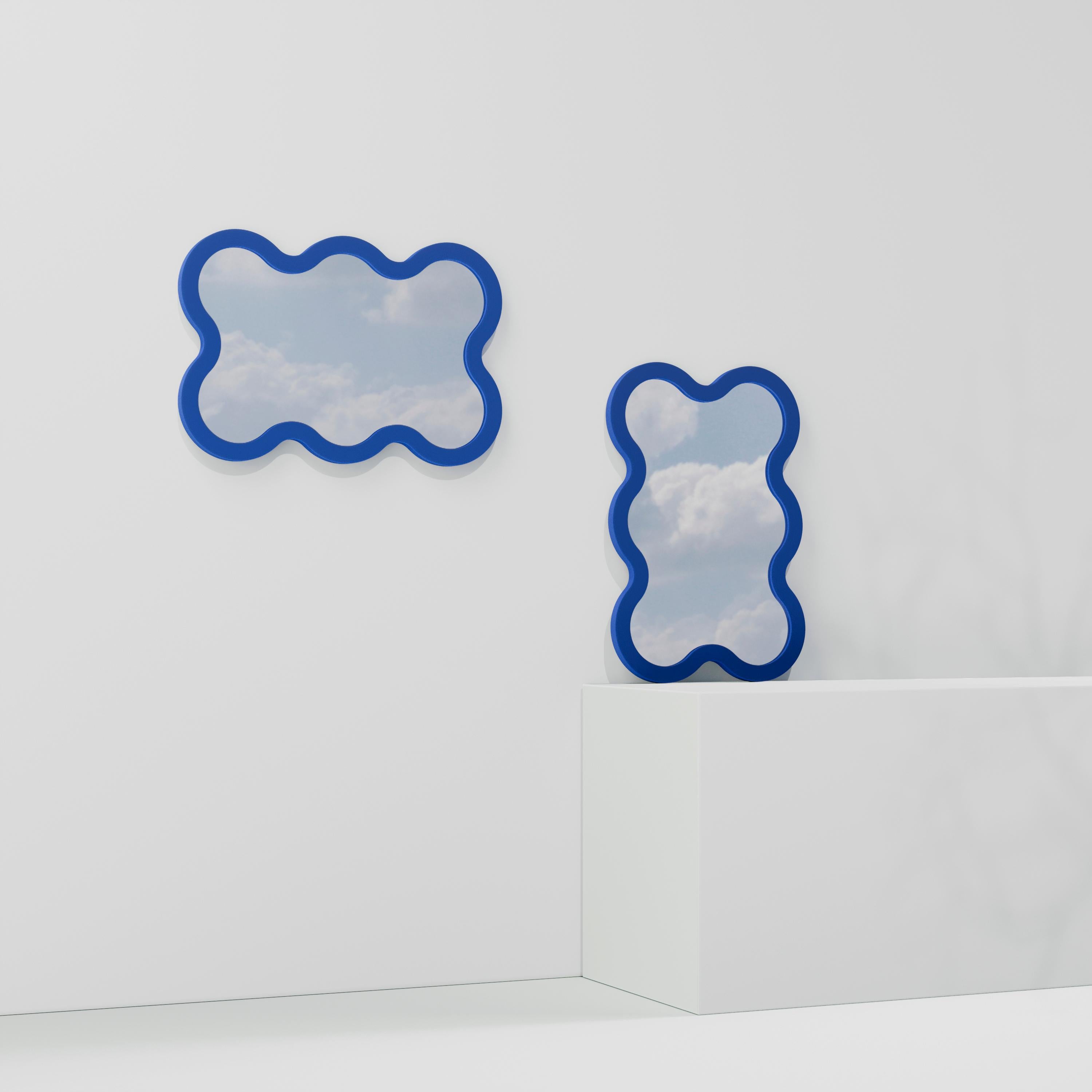 Miroir mural contemporain 'Hvyli Q 9' par Oitoproducts, cadre bleu en vente 2