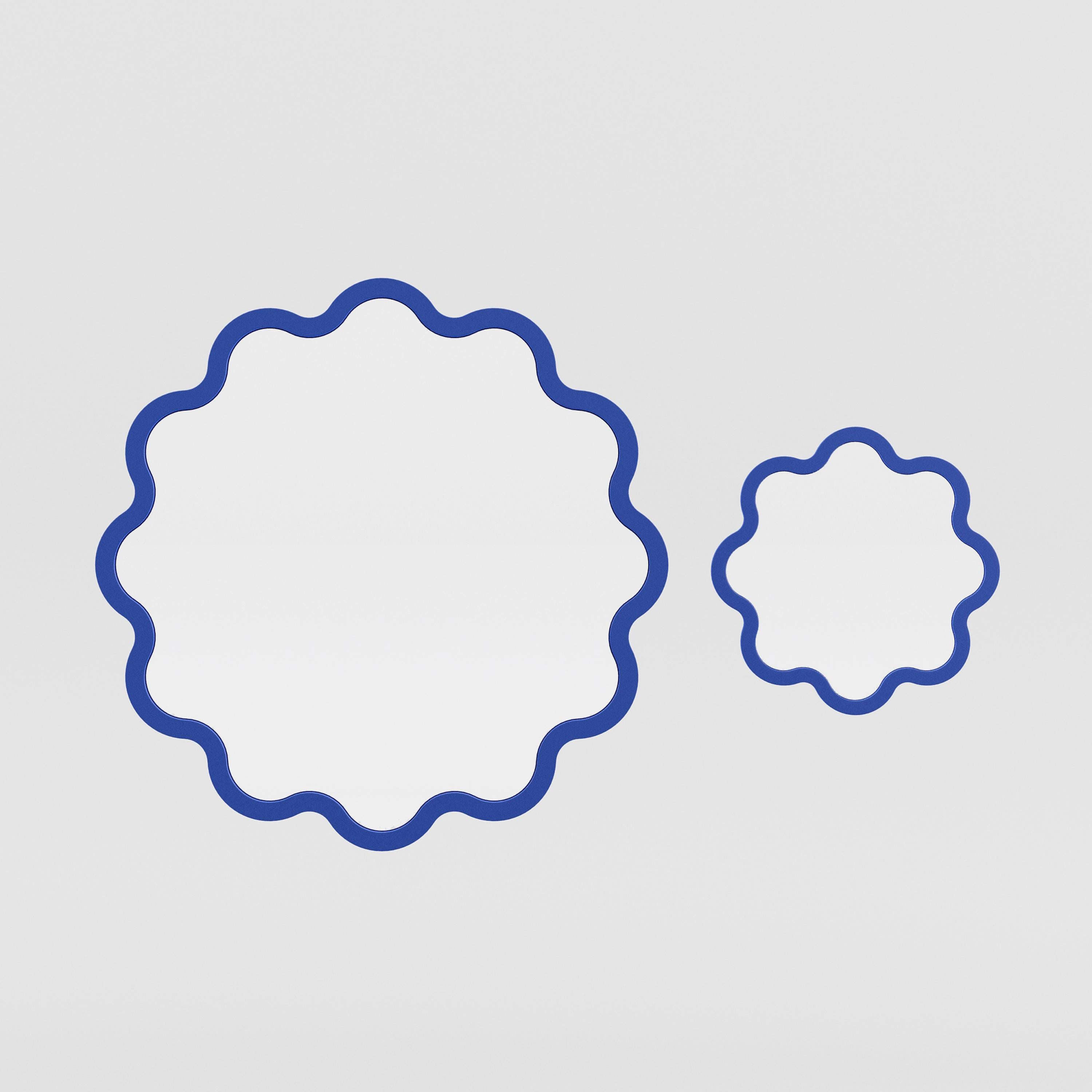 Organique Miroir mural contemporain 'Hvyli Round 120' by Oitoproducts Cadre bleu en vente