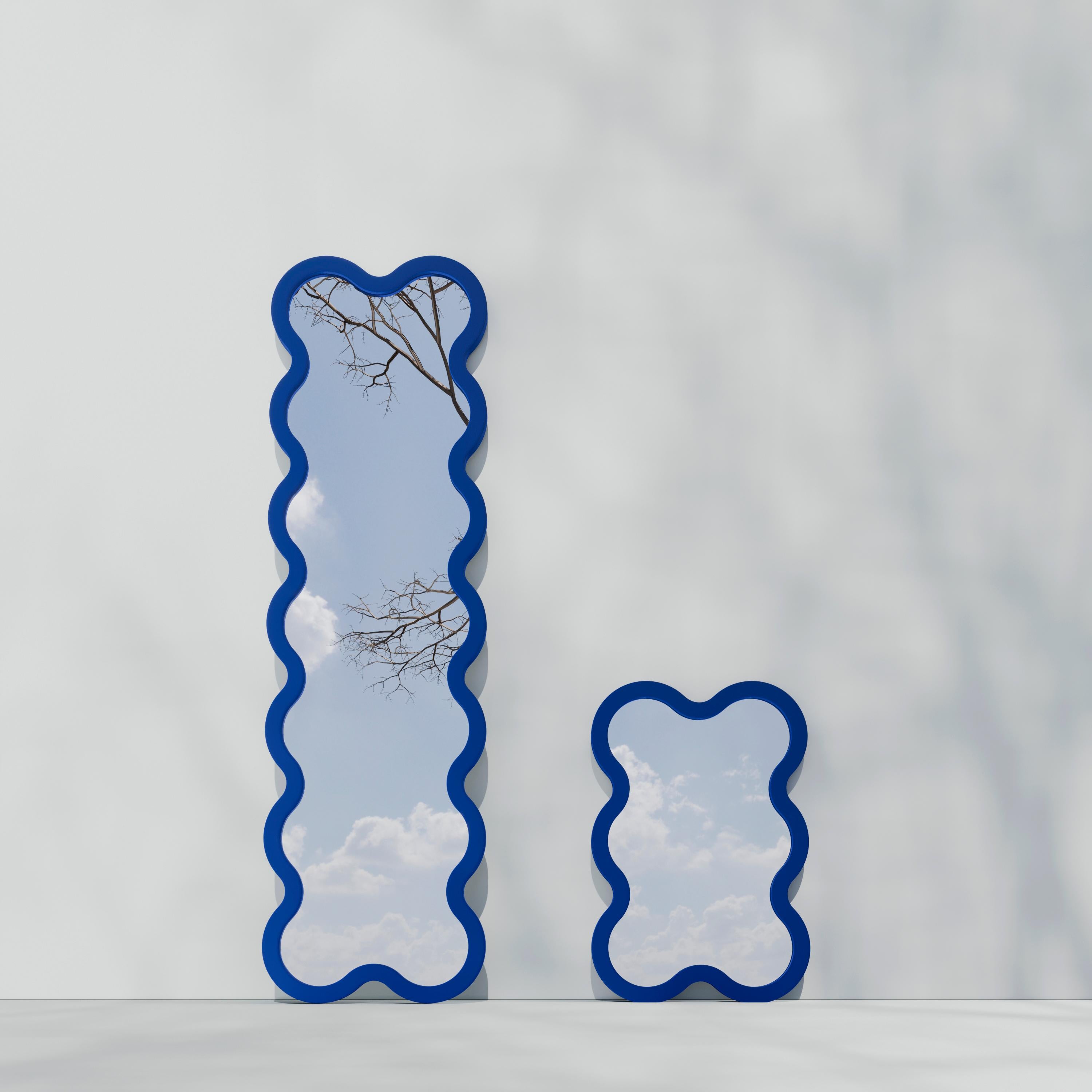 Contemporary Wandspiegel 'Hvyli 6 Mini' von Oitoproducts, Blauer Rahmen im Angebot 1