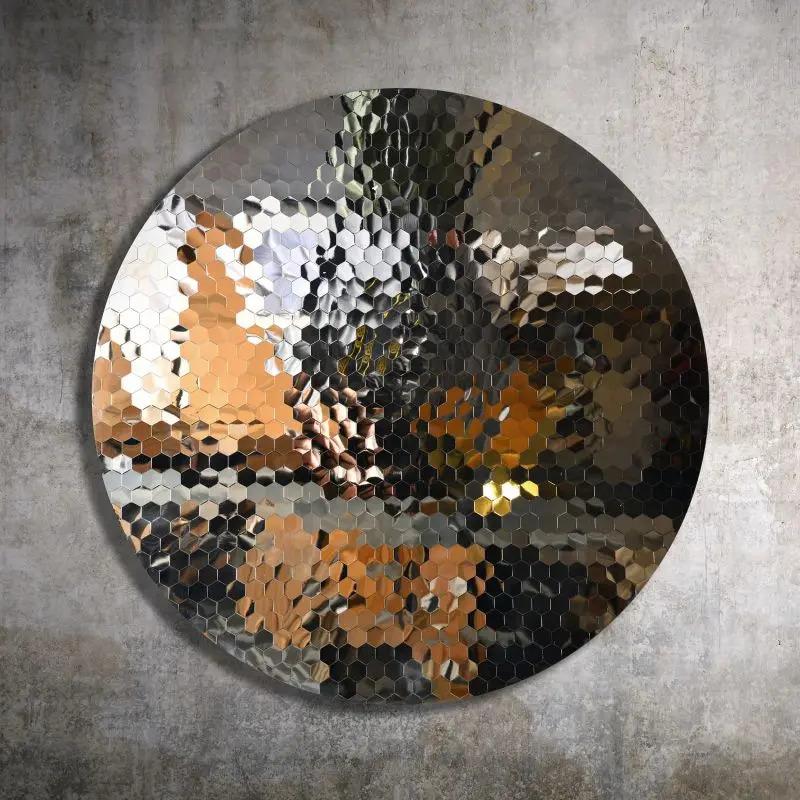 Le miroir Interstellar est un miroir mural contemporain fabriqué en verre de couleur argentée et composé de multiples facettes hexagonales qui créent une texture réfléchissante distinctive. Chaque reflet apparaît fragmenté et subtilement déformé,