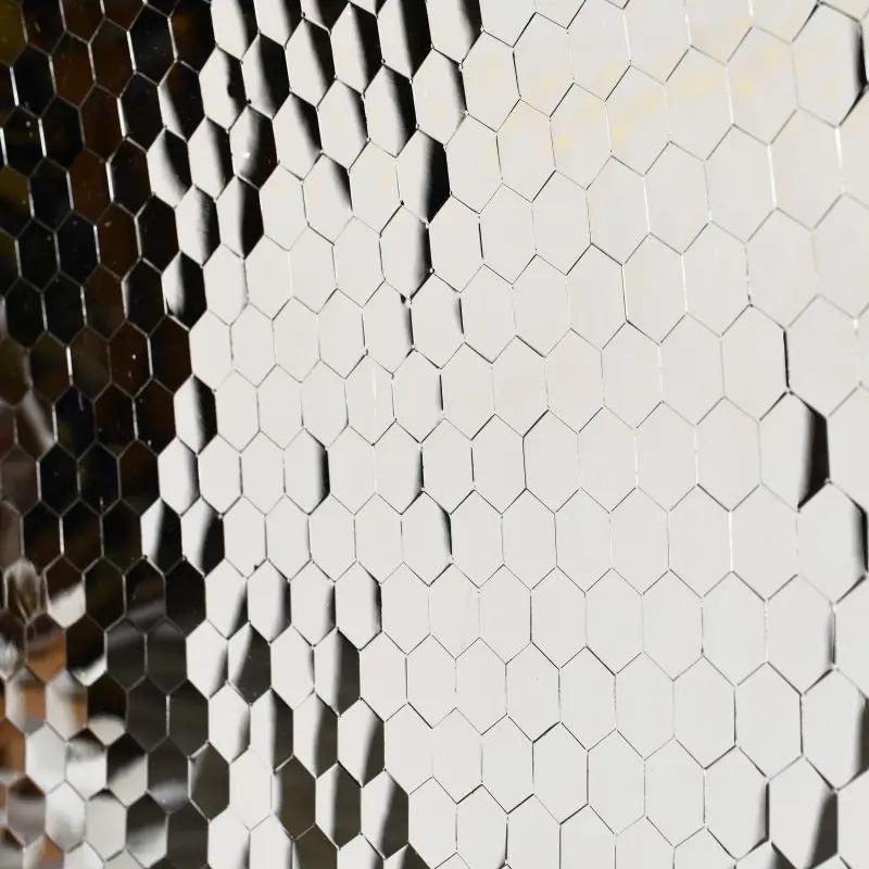 Français Miroir mural contemporain en verre Silver avec design hexagonal, années 2020. en vente