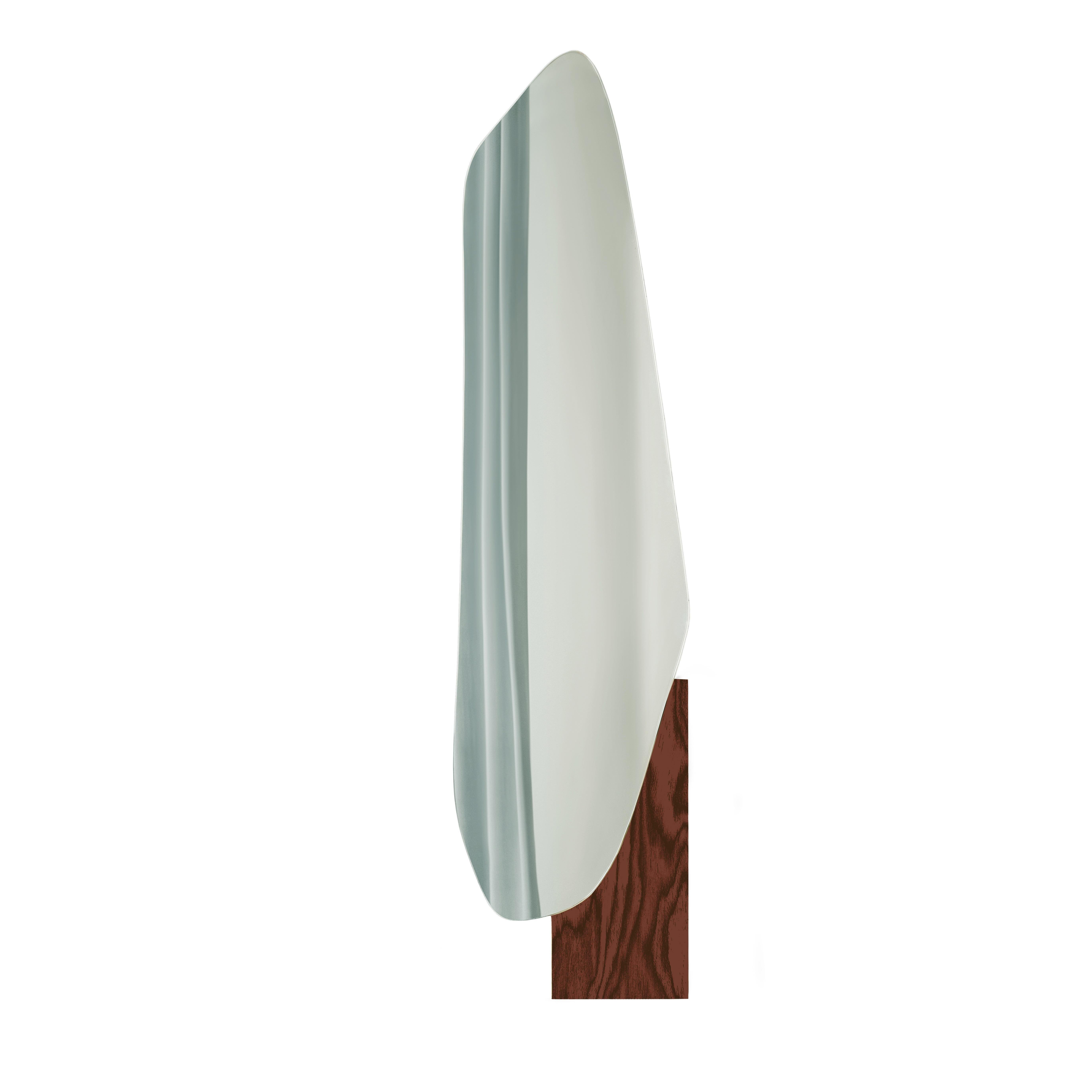 Marchio: NOOM
Designer: Maryna Dague e Nathan Baraness.

Tipo di specchi: Optiwhite, Specchio con tinta nera, Specchio con tinta rame.
Materiali per la base: Legno impiallacciato, impiallacciatura di legno di Madrona, Acciaio bruciato, Acciaio