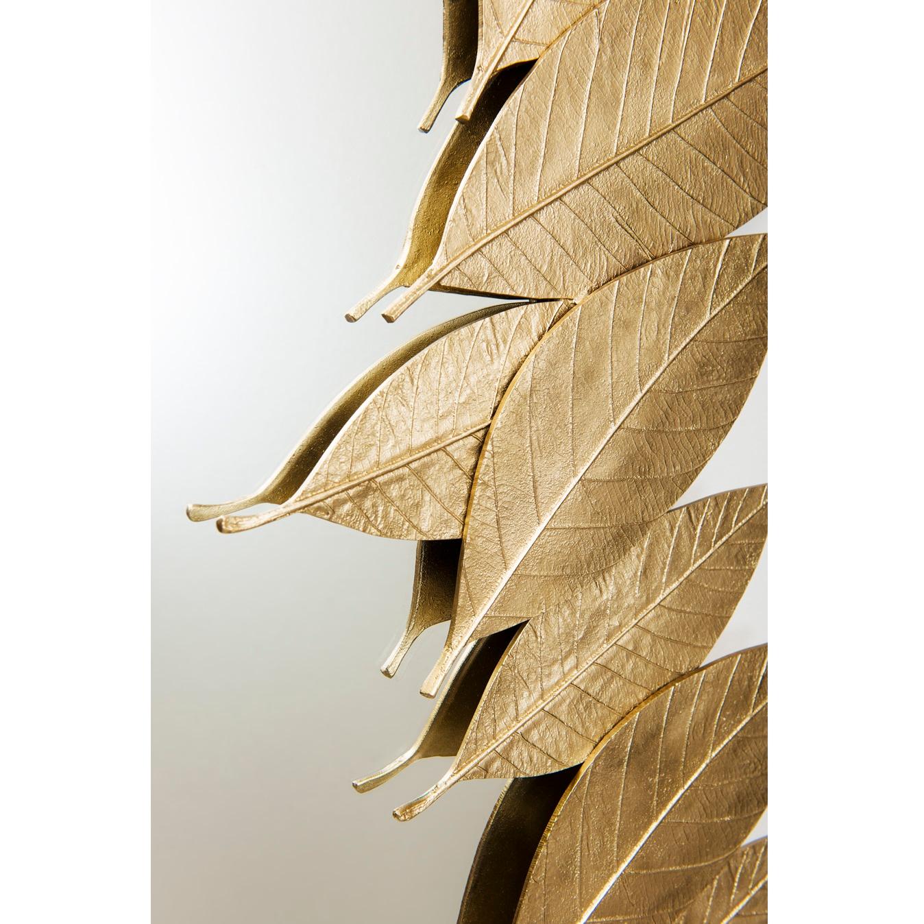 Questo specchio, realizzato con foglie modellate in fusione di ottone, evoca la caduta delle foglie autunnali intorno a uno stagno. Le foglie sono assemblate a mano da artigiani.
Telaio: Ottone fuso in ottone, ottone antico, argento, argento antico,