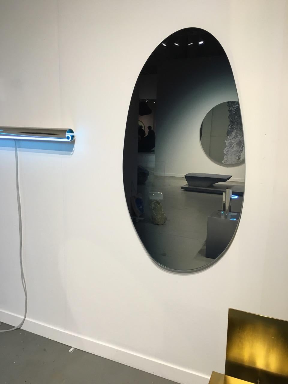 Espejo de pared contemporáneo Off Round Hue nº 2, de Sabine Marcelis, Morado berenjena Siglo XXI y contemporáneo en venta