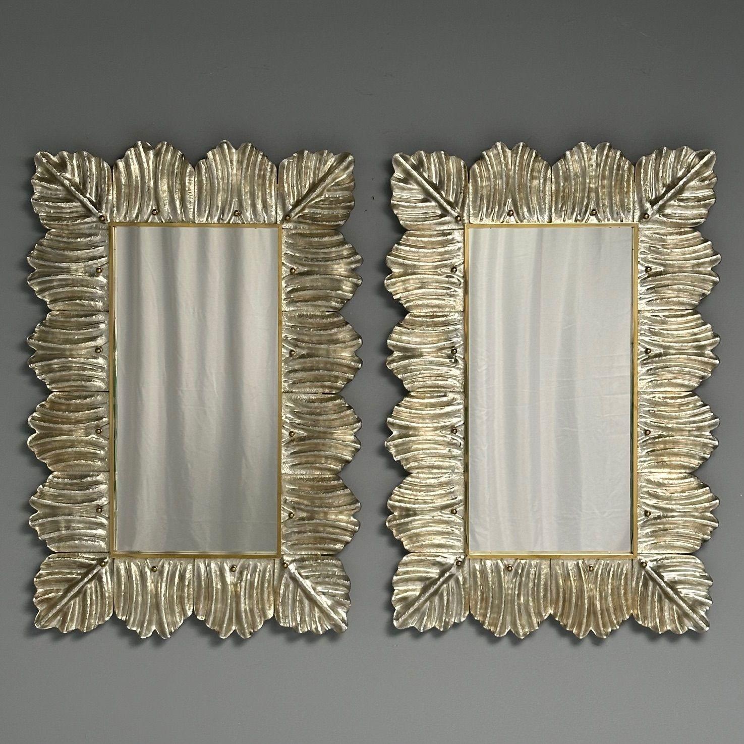 Contemporain, miroirs muraux avec motif de feuilles, verre de Murano, argent doré, Italie, 2023

Paire de miroirs muraux rectangulaires conçus et fabriqués à la main dans un petit atelier de Venise, en Italie. Chaque miroir est doté d'un cadre en