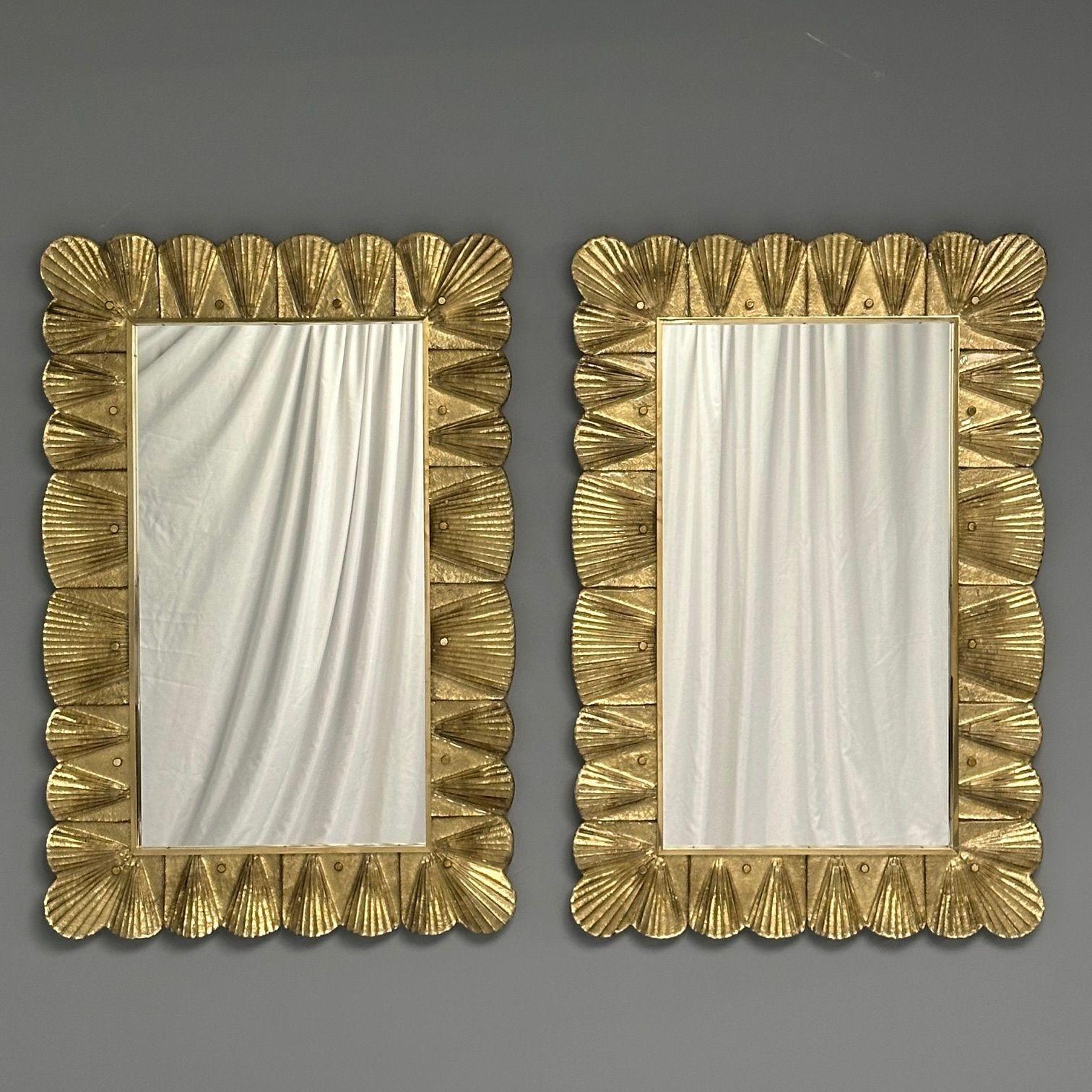 Contemporary, Wall Mirrors with Scallop Motif, Murano Glass, Gold Gilt, Brass, Italy, 2023

Paire de miroirs muraux rectangulaires à motif de festons, conçus et produits en Italie. Chaque miroir est doté de trous au dos permettant de le suspendre