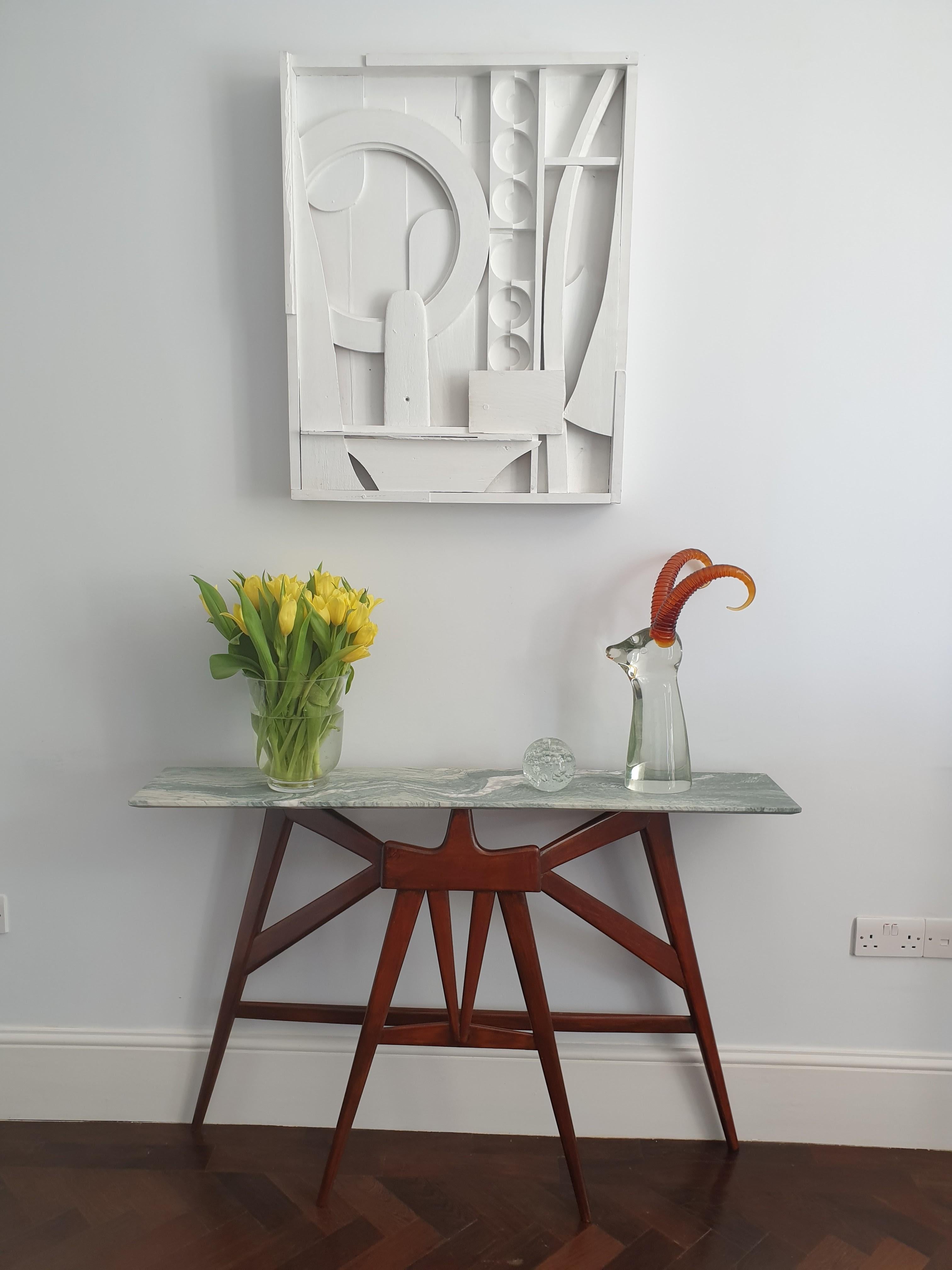 Una escultura única en relieve montada en la pared utilizando objetos encontrados por Aaron Kllc. Esta pieza única está hecha con madera recuperada y objetos. Es de buen tamaño y tiene un enorme atractivo decorativo.
Disponemos de dos
