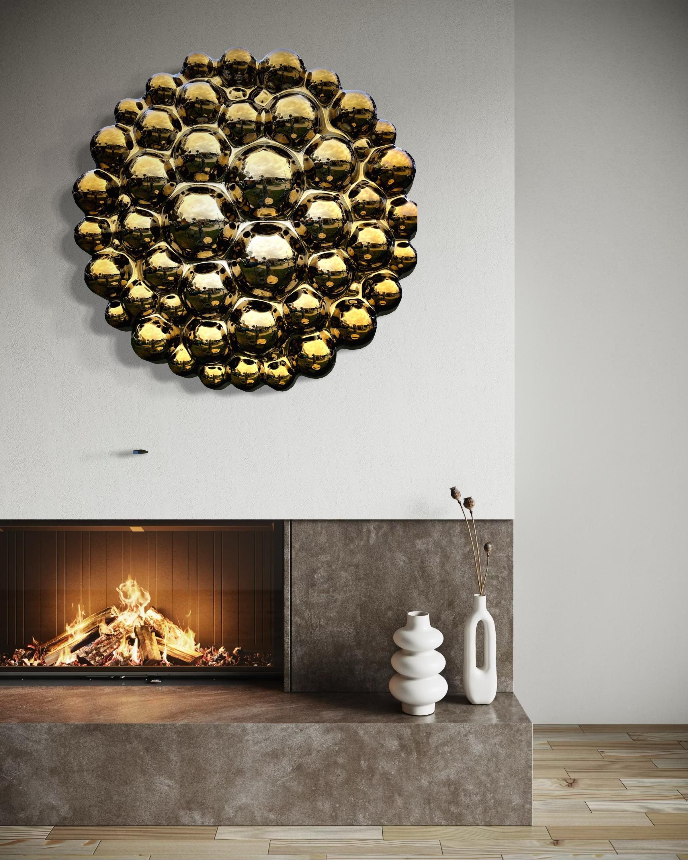 Die Bubbles Gold Wall Sculpture strahlt Wärme und Eleganz durch Reflexion und nicht durch Farbe aus. Jede handgefertigte goldene Kuppel erhebt sich sanft von der Wand, fängt das Umgebungslicht ein und gibt es als weiche, honigfarbene Highlights