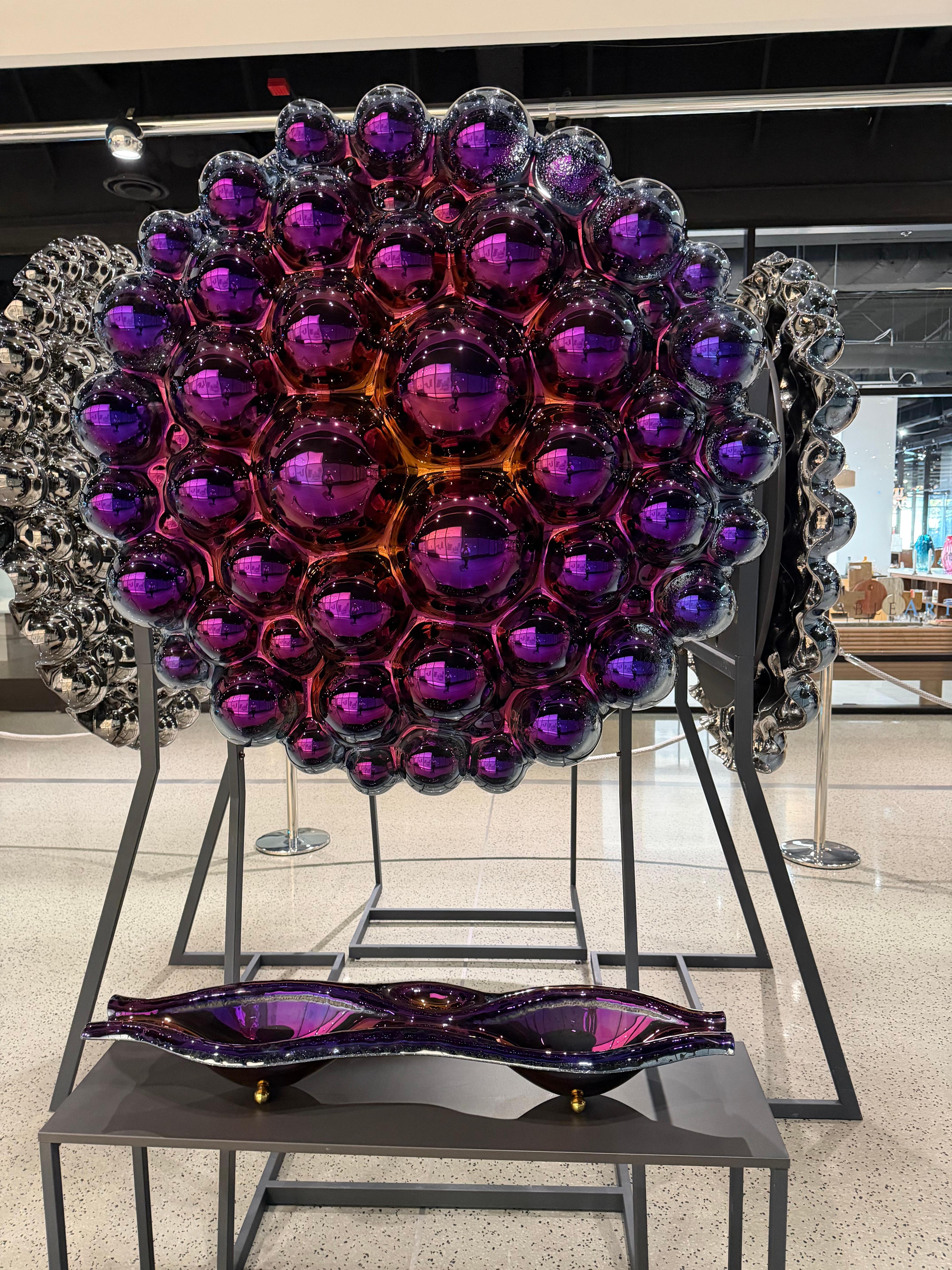 Zeitgenössische Wandskulptur Bubbles Lila (Handgefertigt) im Angebot