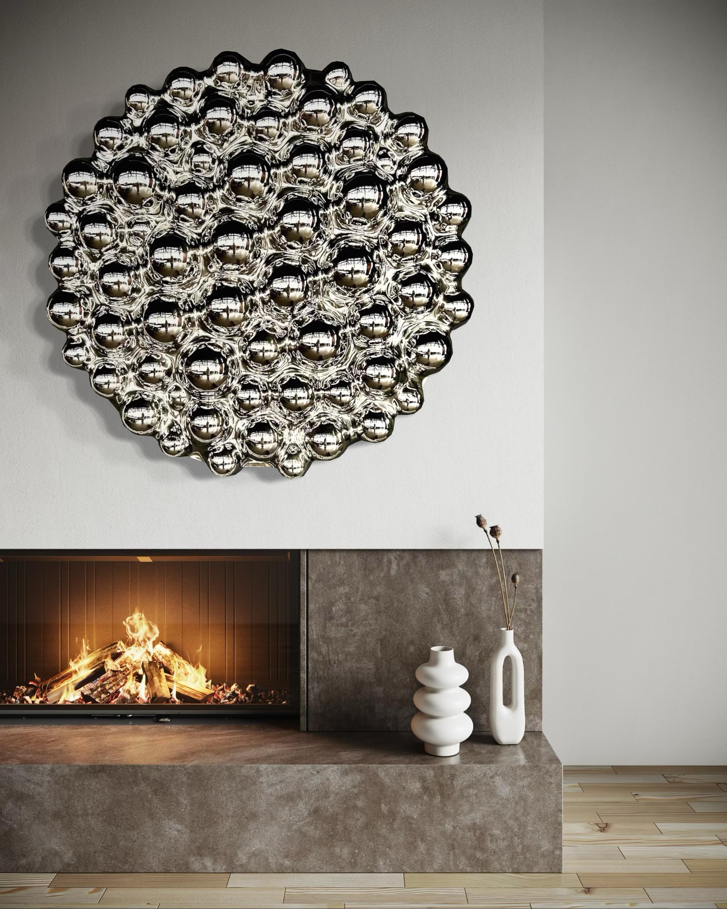 La sculpture murale Bubbles Silver présente une composition captivante de dômes convexes en miroir qui semblent flotter en apesanteur sur le mur. Chaque élément en verre se soulève subtilement de la surface, projetant des ombres changeantes qui