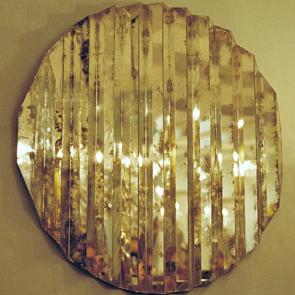 Cornelia Laufer
Pleated mirror, 2018
Aged mirror panes on wood
Measures: Diameter 90 cm, depth 7 cm
One-of-a-kind piece, signed on the back.

Cornelia Laufer studied surface design and conservation of decorative surfaces at the The Sir John