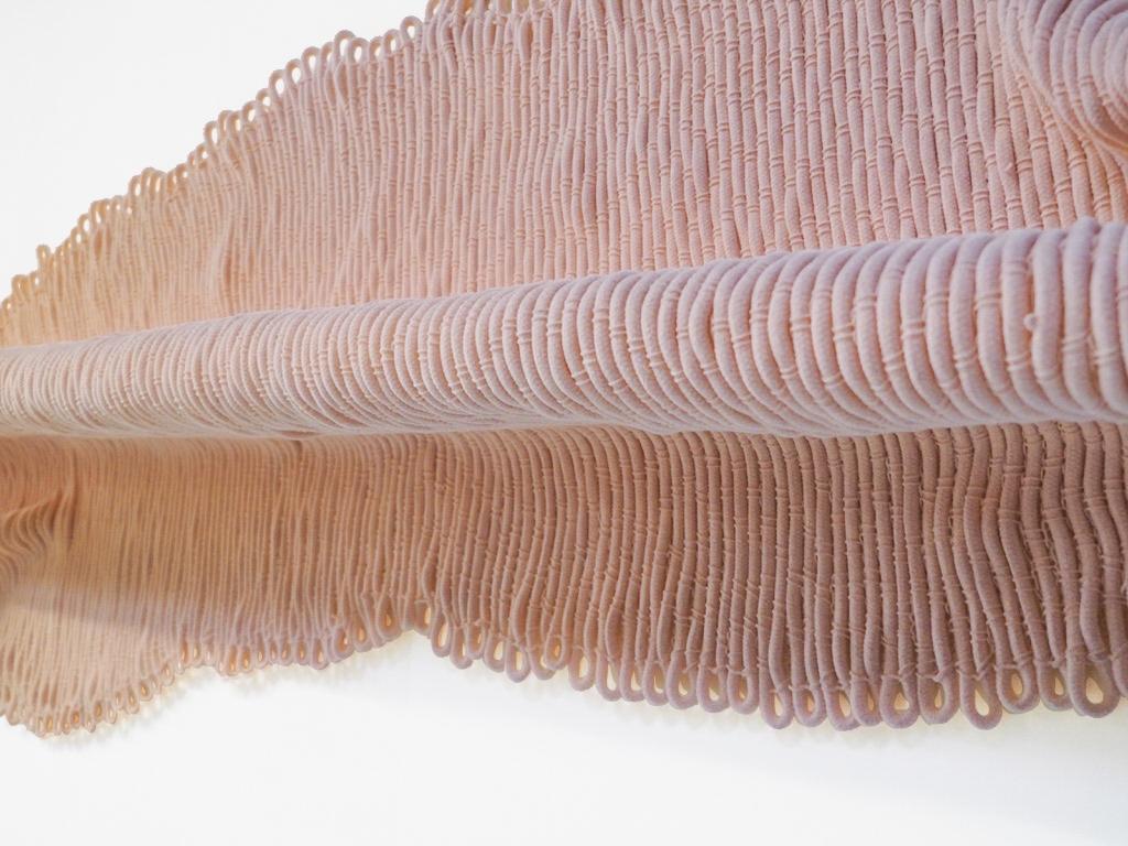Textile tricoté et tissé à partir de la combinaison d'une corde de polypropylène de haute qualité et d'une corde de parachute qui est sculptée avec de l'époxy pour former une structure composite résistante. Finition avec un revêtement en fibre de