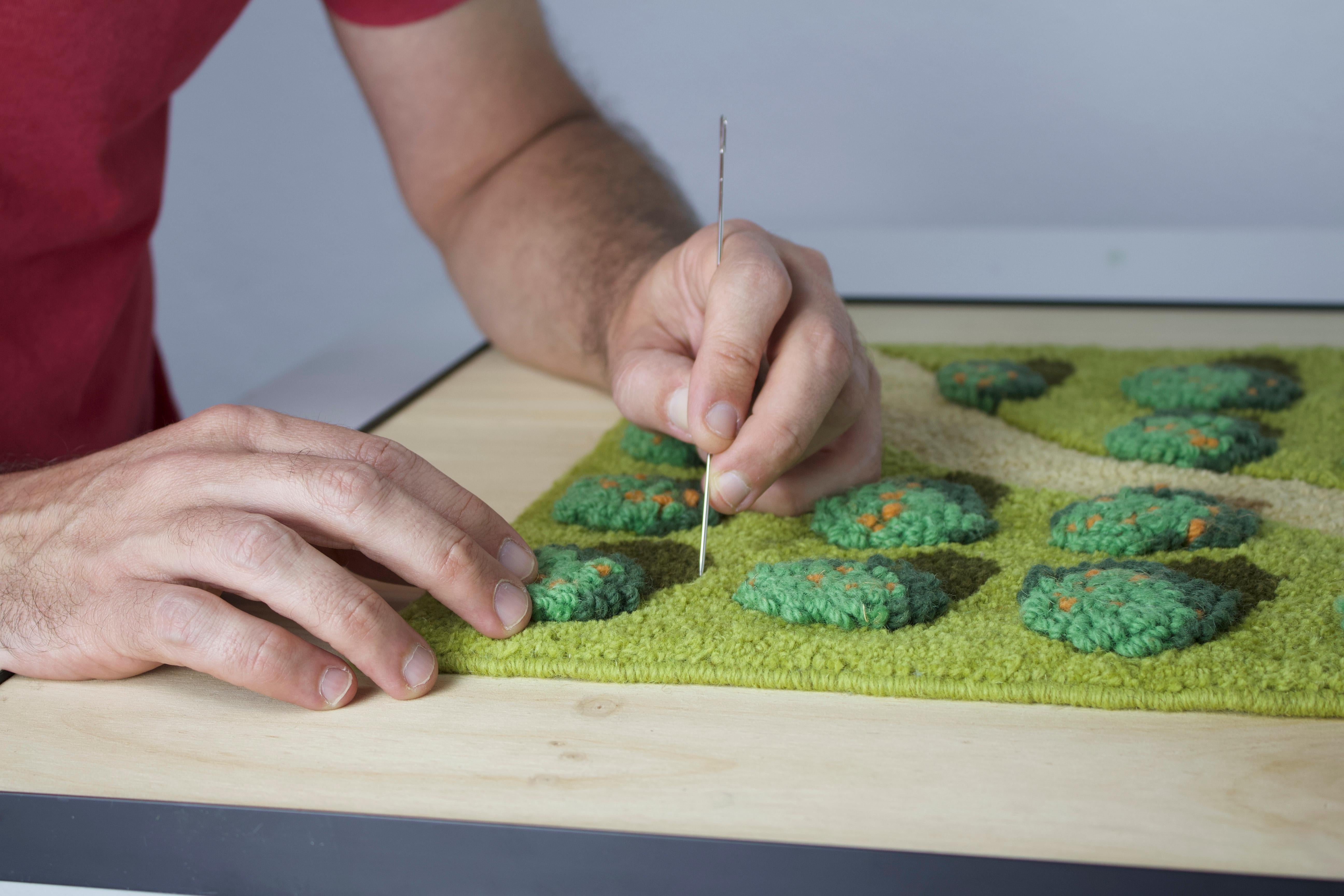 Zeitgenössischer Wandteppich aus Wolle, portugiesische Luftlandschaft mit Kiefernholzrahmen (Handgeschnitzt) im Angebot