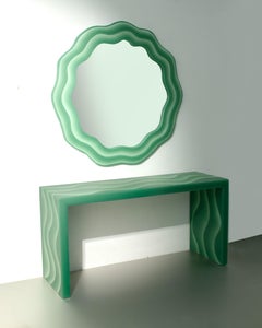 Specchio da parete a onde contemporanee in resina bianca e verde sfumato di Facture Studio