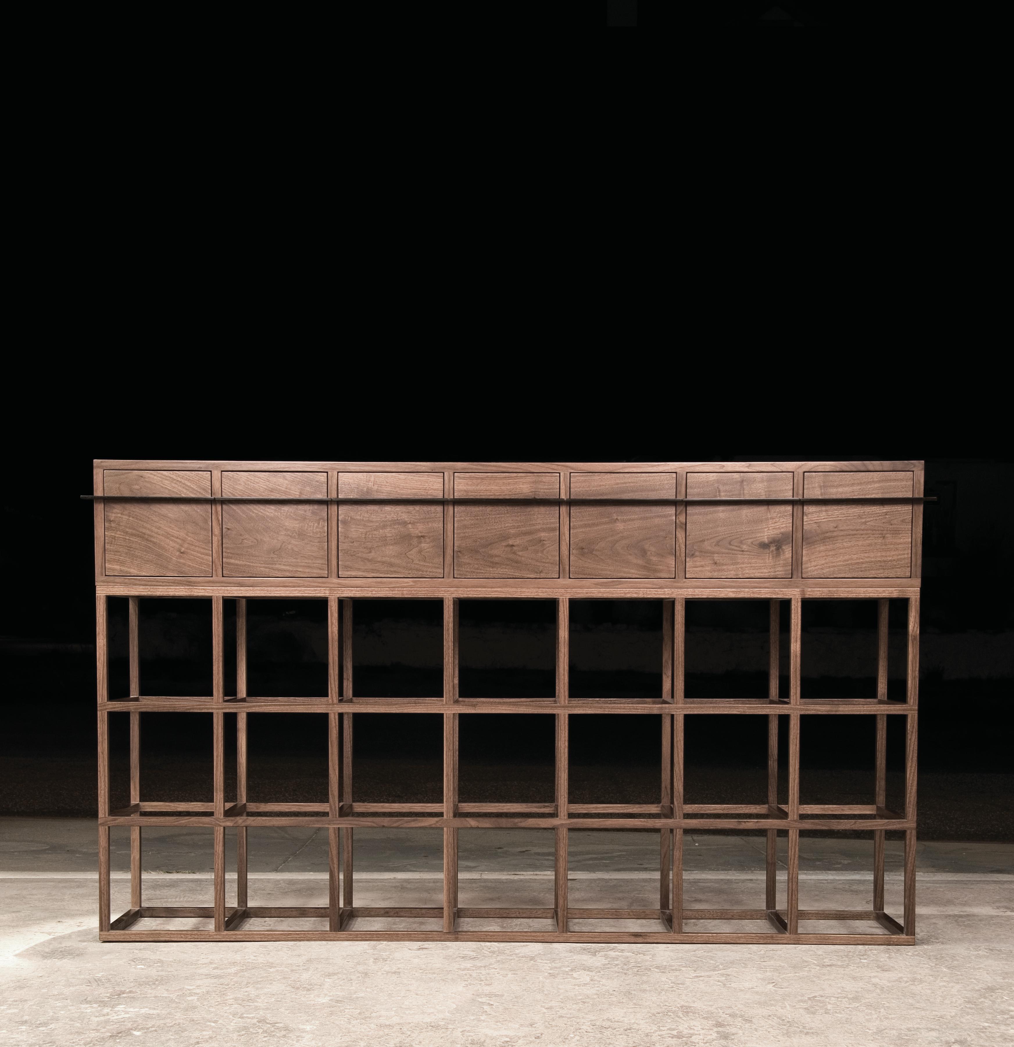 La table console polyvalente Virginia est une étude de la géométrie, méticuleusement réalisée en bois massif avec une poignée en bronze incrustée. 

Montré en noyer naturel avec poignée en bronze noir français

Disponible en 2 finitions bois et