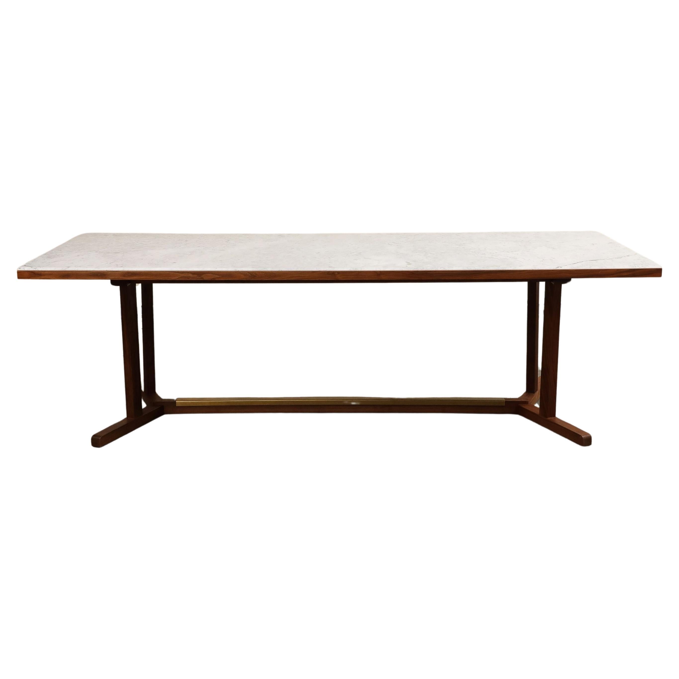 Mesa de comedor Shaker contemporánea hecha a medida de The Future Perfect. La encimera de mármol de Carrara se asienta sobre una base de nogal. 

Shaker es una mesa de comedor inspirada en el enfoque sencillo, honesto y utilitario del movimiento que