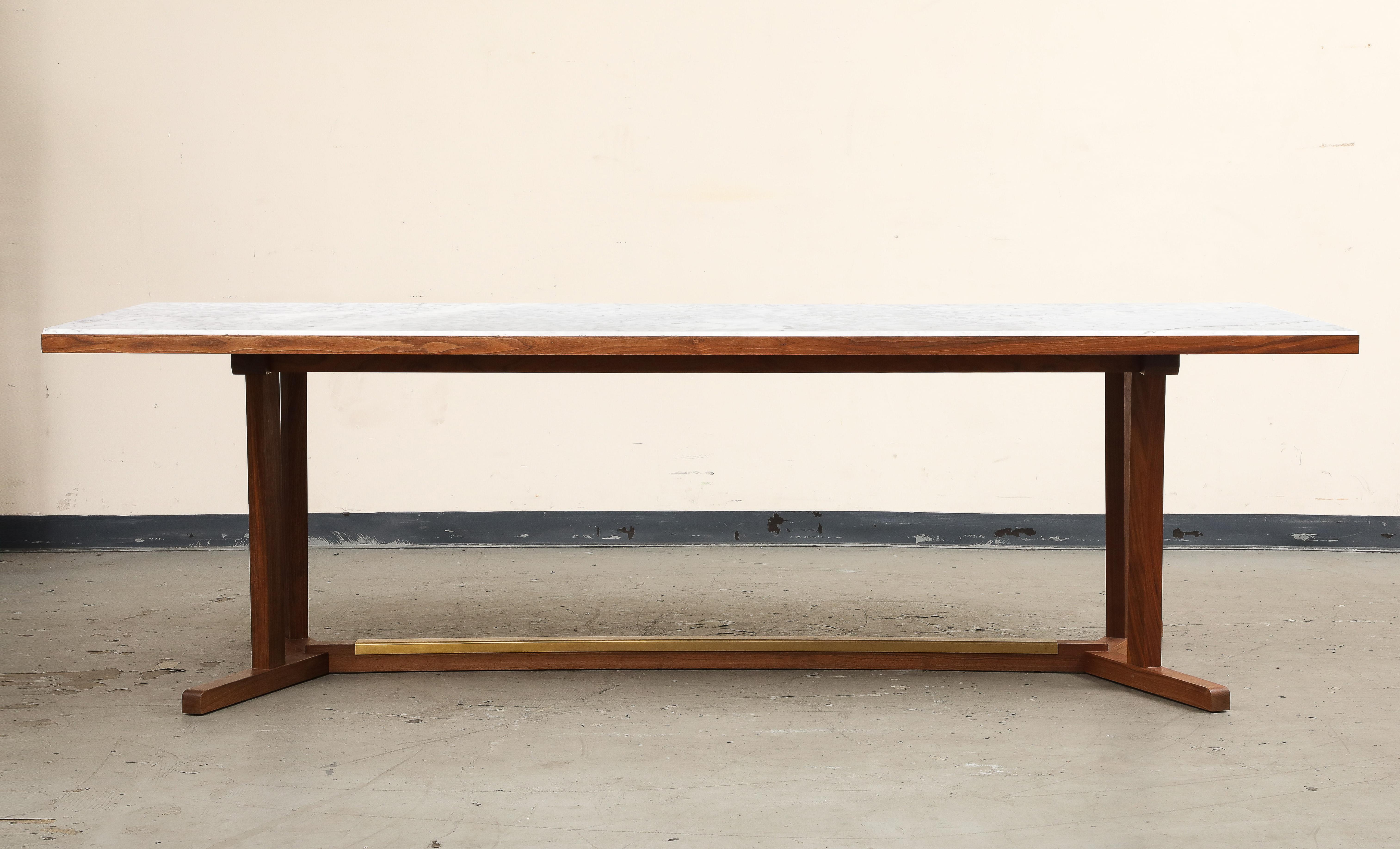 Mesa de comedor contemporánea con tablero de nogal y mármol de Carrara by Neri&Hu Moderno en venta