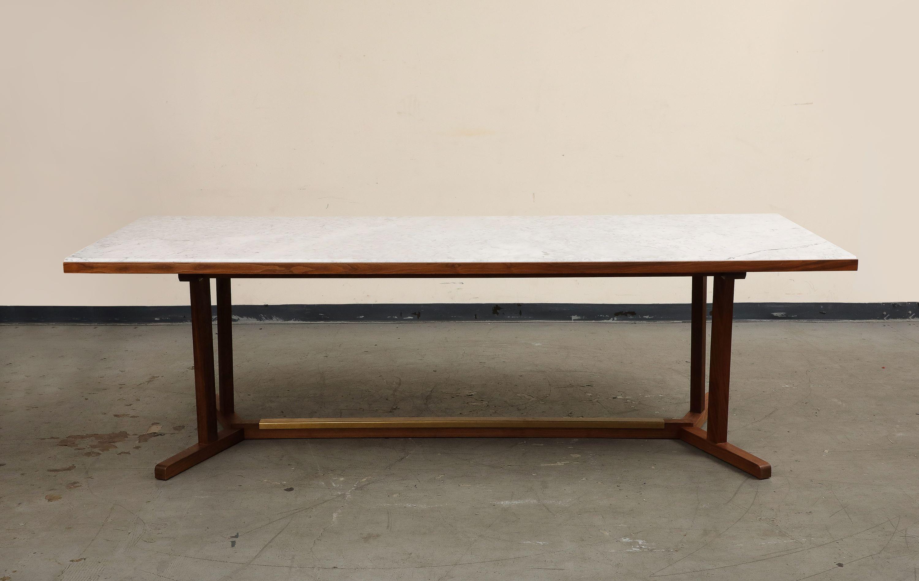 Mesa de comedor contemporánea con tablero de nogal y mármol de Carrara by Neri&Hu Portugués en venta