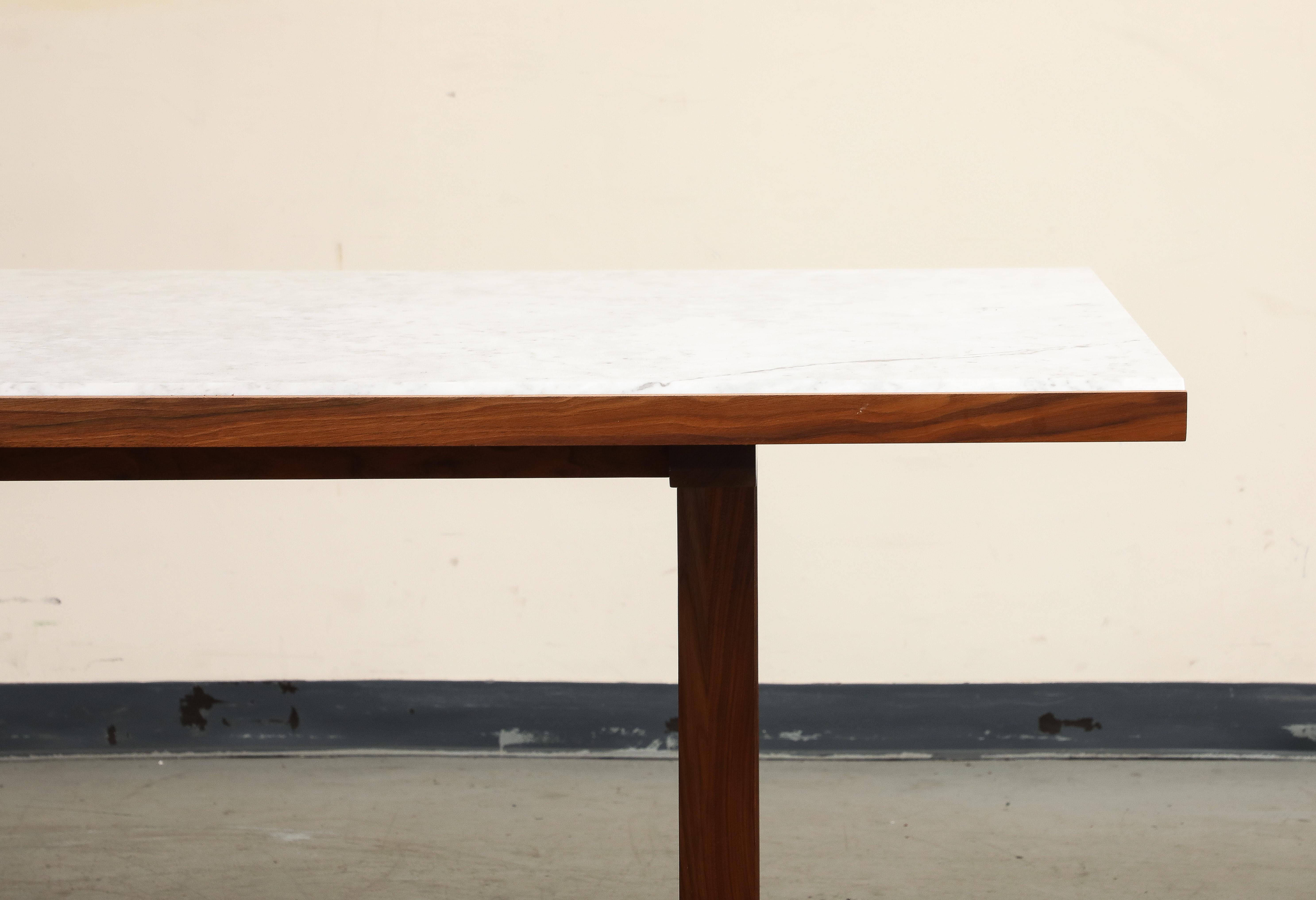 Mesa de comedor contemporánea con tablero de nogal y mármol de Carrara by Neri&Hu Siglo XXI y contemporáneo en venta