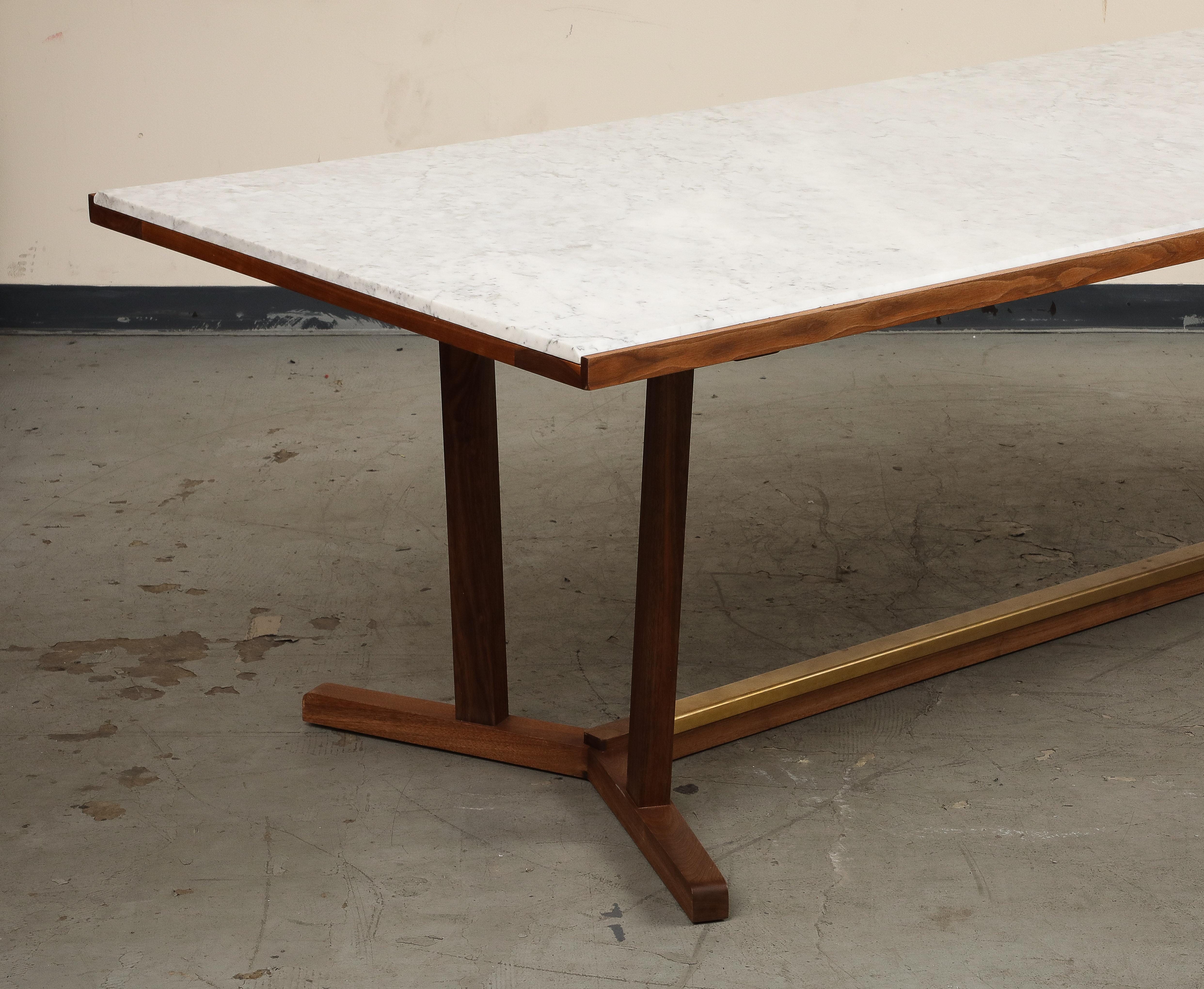 Mesa de comedor contemporánea con tablero de nogal y mármol de Carrara by Neri&Hu Mármol de Carrara en venta