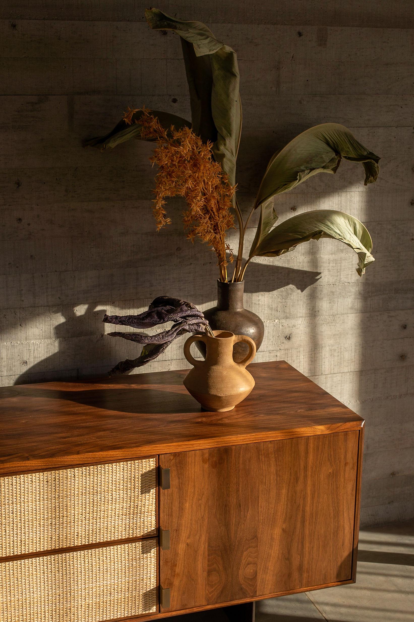 Crédence Augusto en bois massif fabriquée à la main avec rotin et bronze par LUTECA en vente 1