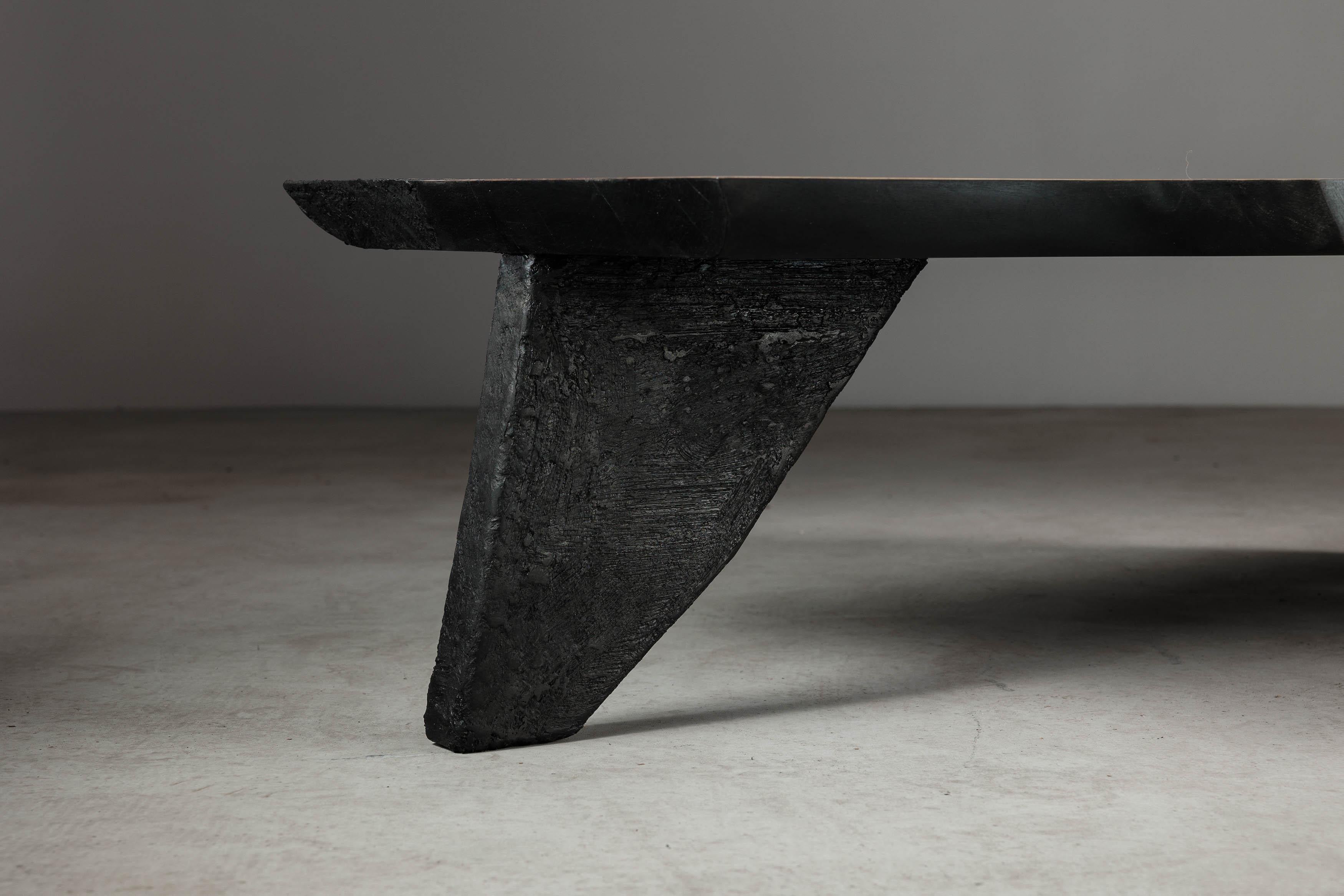 Roumain Table basse contemporaine en noyer de style brutaliste par Eero Moss - EM106 en vente