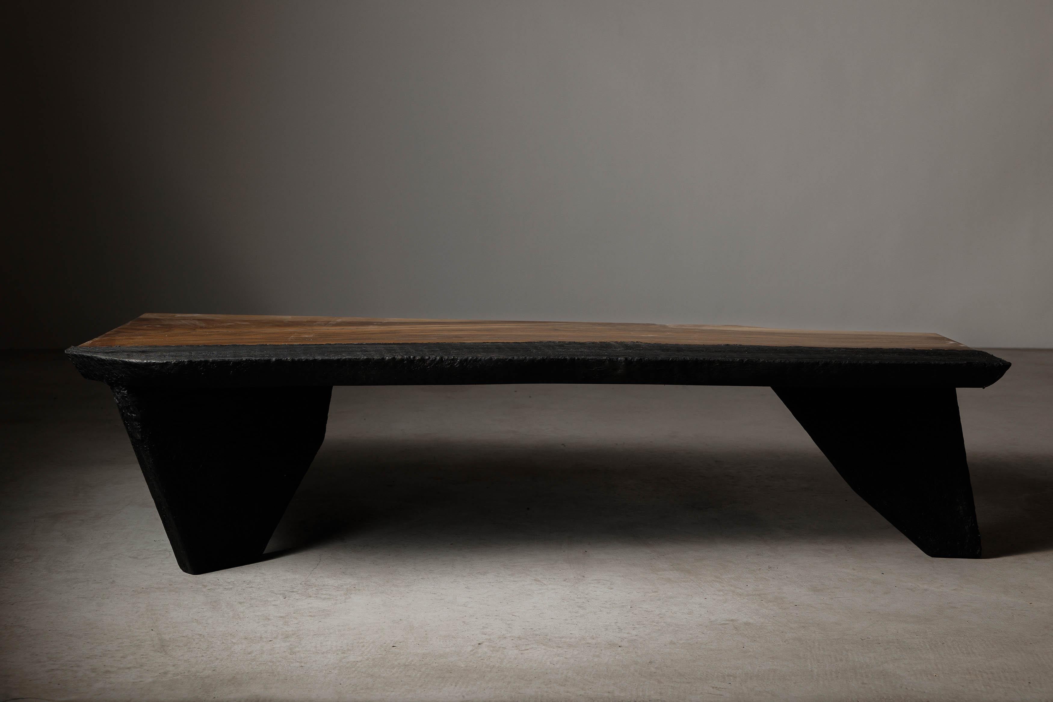 Acrylique Table basse contemporaine en noyer de style brutaliste par Eero Moss - EM106 en vente