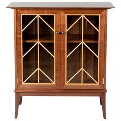 Armoire contemporaine en noyer avec portes en verre et détails en noyer cendré