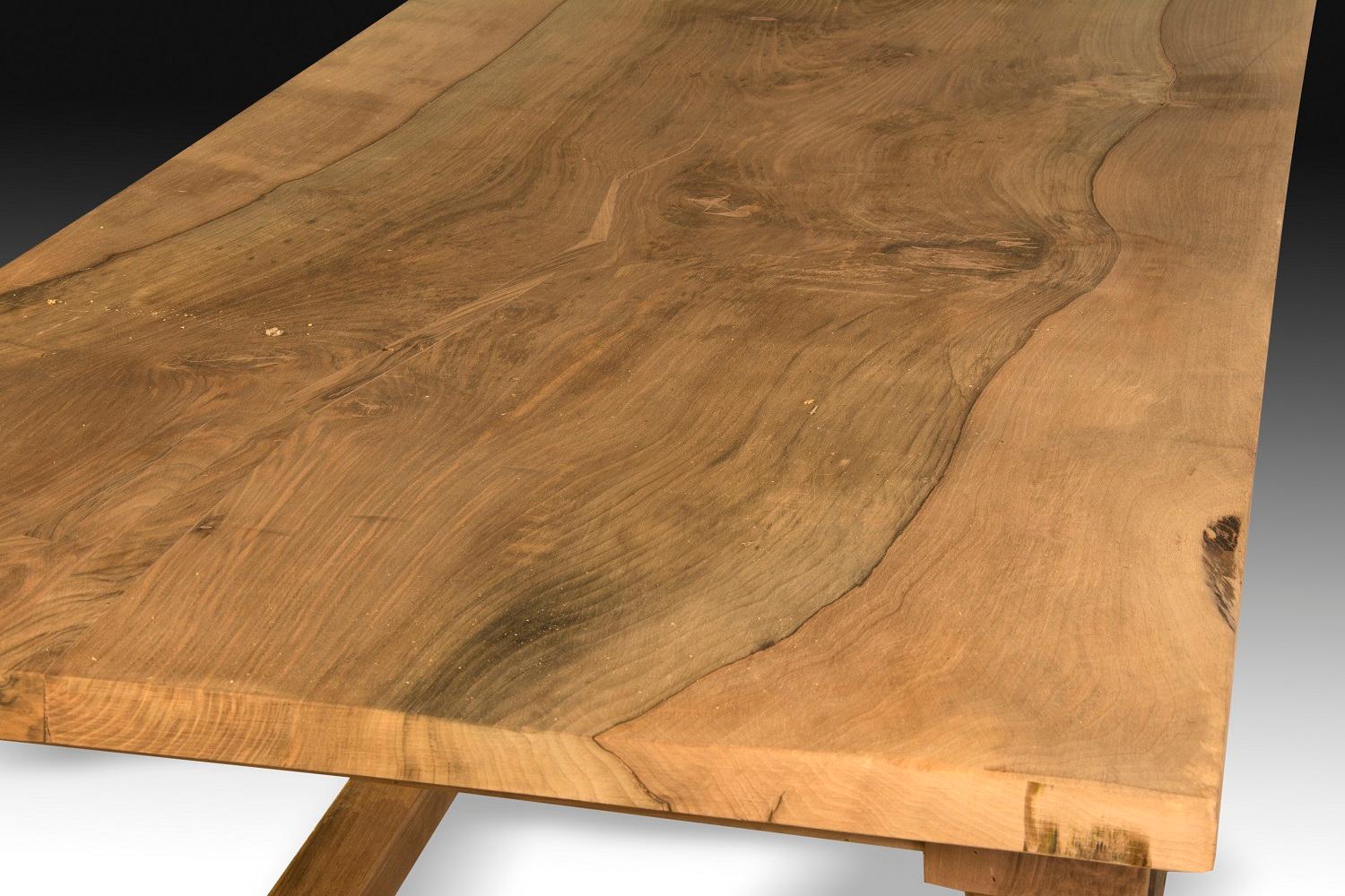 Contemporary walnut refectory table, after English Models. In Excellent Condition For Sale In Madrid, ES