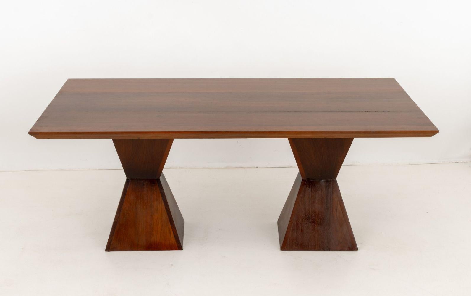 Table de salle à manger contemporaine à double piédestal en noyer, avec deux supports géométriques en forme de sablier.

31