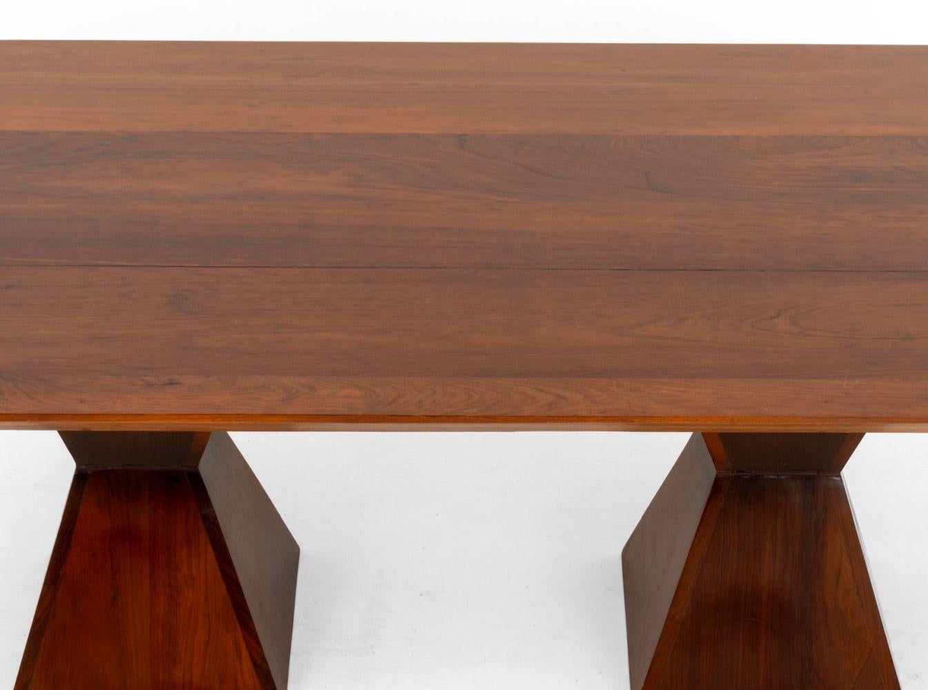Moderne Table de salle à manger contemporaine à double piédestal en noyer en vente