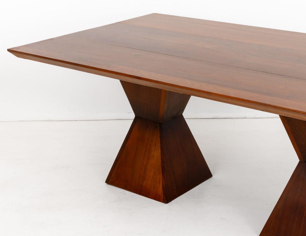 20ième siècle Table de salle à manger contemporaine à double piédestal en noyer en vente
