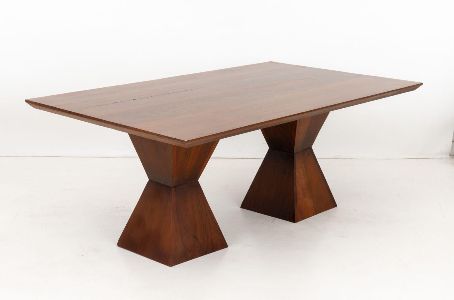 Table de salle à manger contemporaine à double piédestal en noyer en vente 1