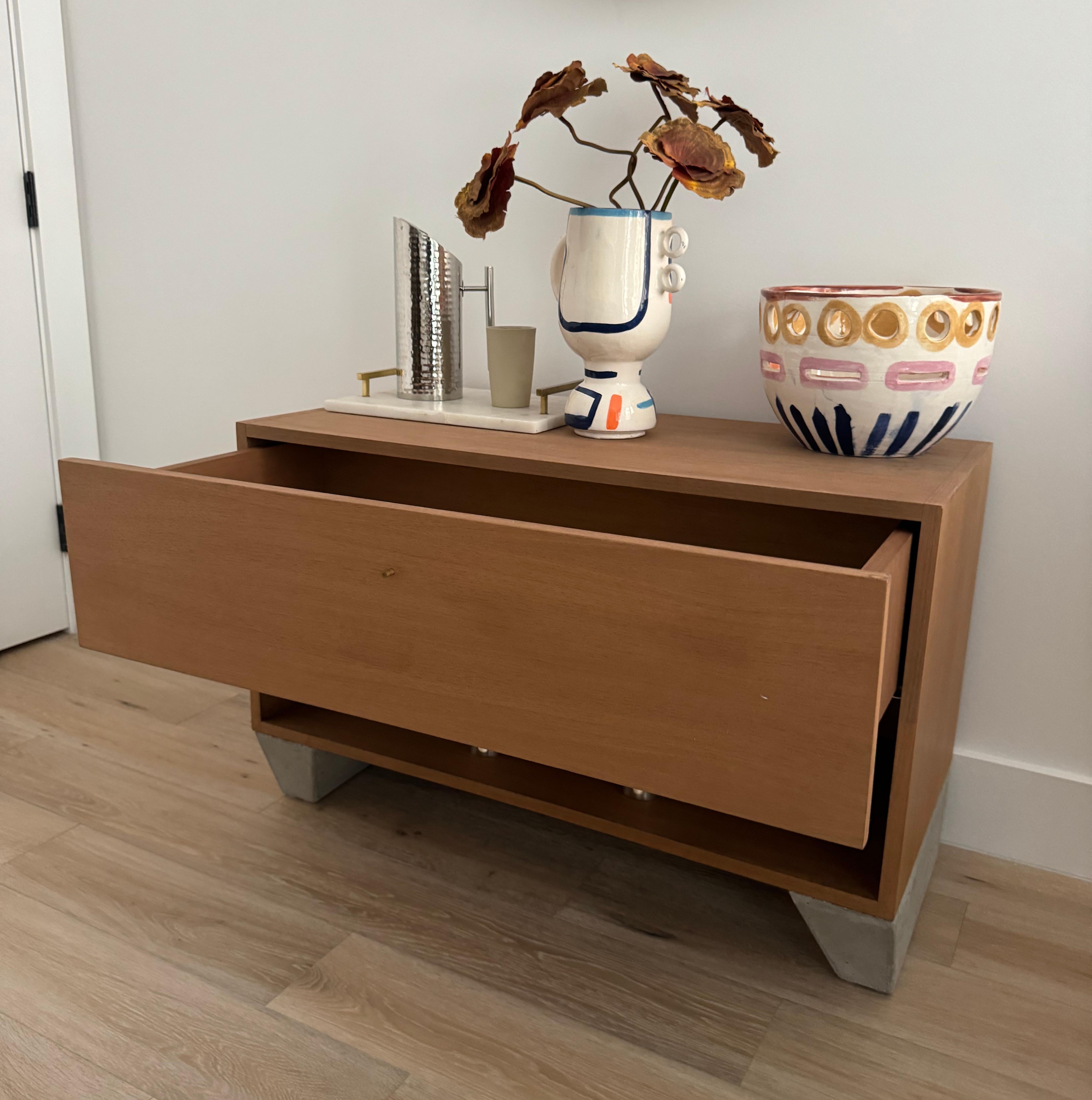 XXI secolo e contemporaneo Noce contemporaneo  Credenza Extra Wide a Cassetto Singolo di Studio A Melrose in vendita