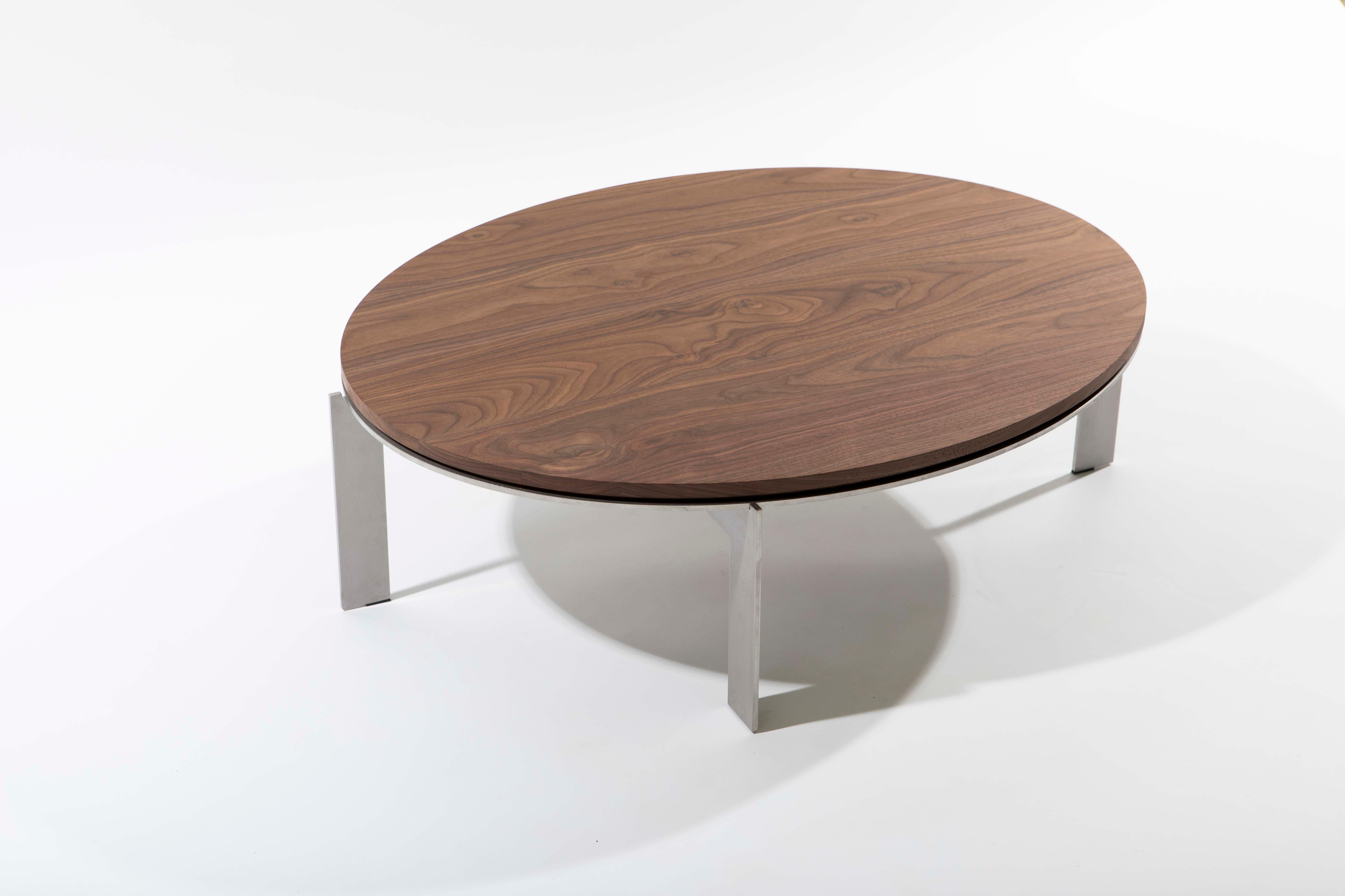 Moderner zeitgenössischer ovaler Ellipsen-Beistelltisch, Stahl und Nussbaumholz, Belgien (Minimalistisch) im Angebot