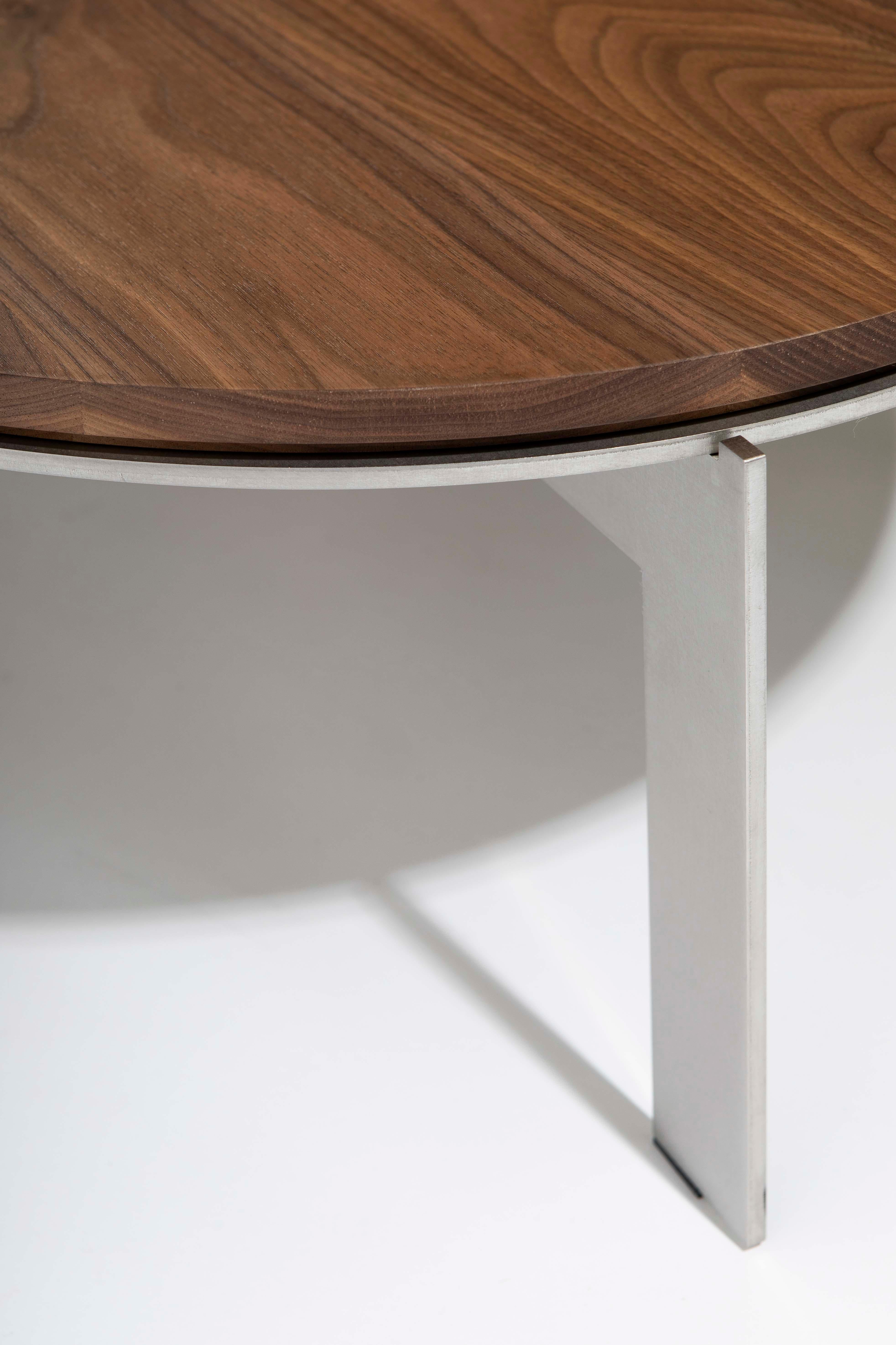 Moderner zeitgenössischer ovaler Ellipsen-Beistelltisch, Stahl und Nussbaumholz, Belgien (Belgisch) im Angebot