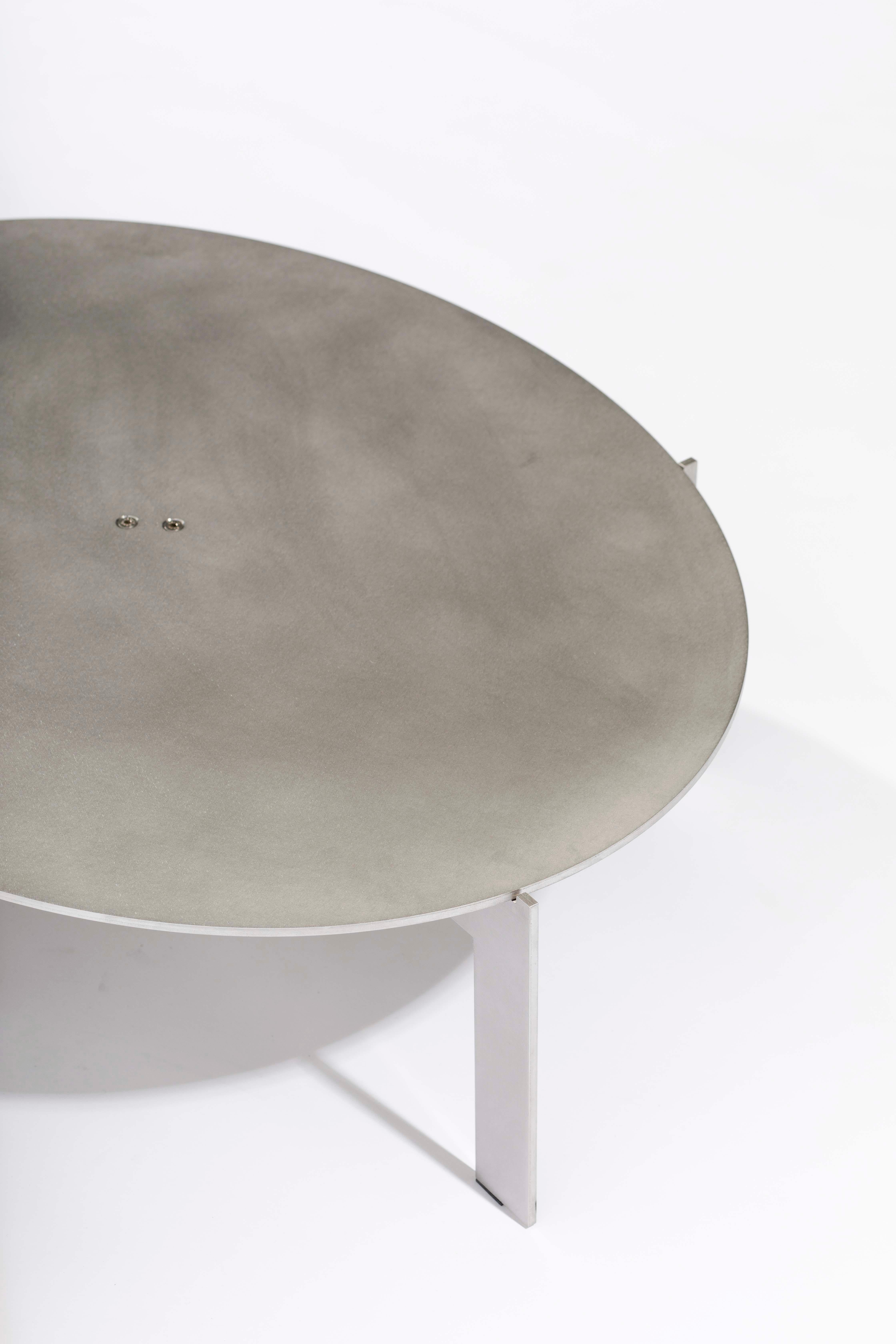 XXIe siècle et contemporain Table d'appoint ovale contemporaine et moderne en forme d'ellipse, acier et bois de noyer, Belgique en vente
