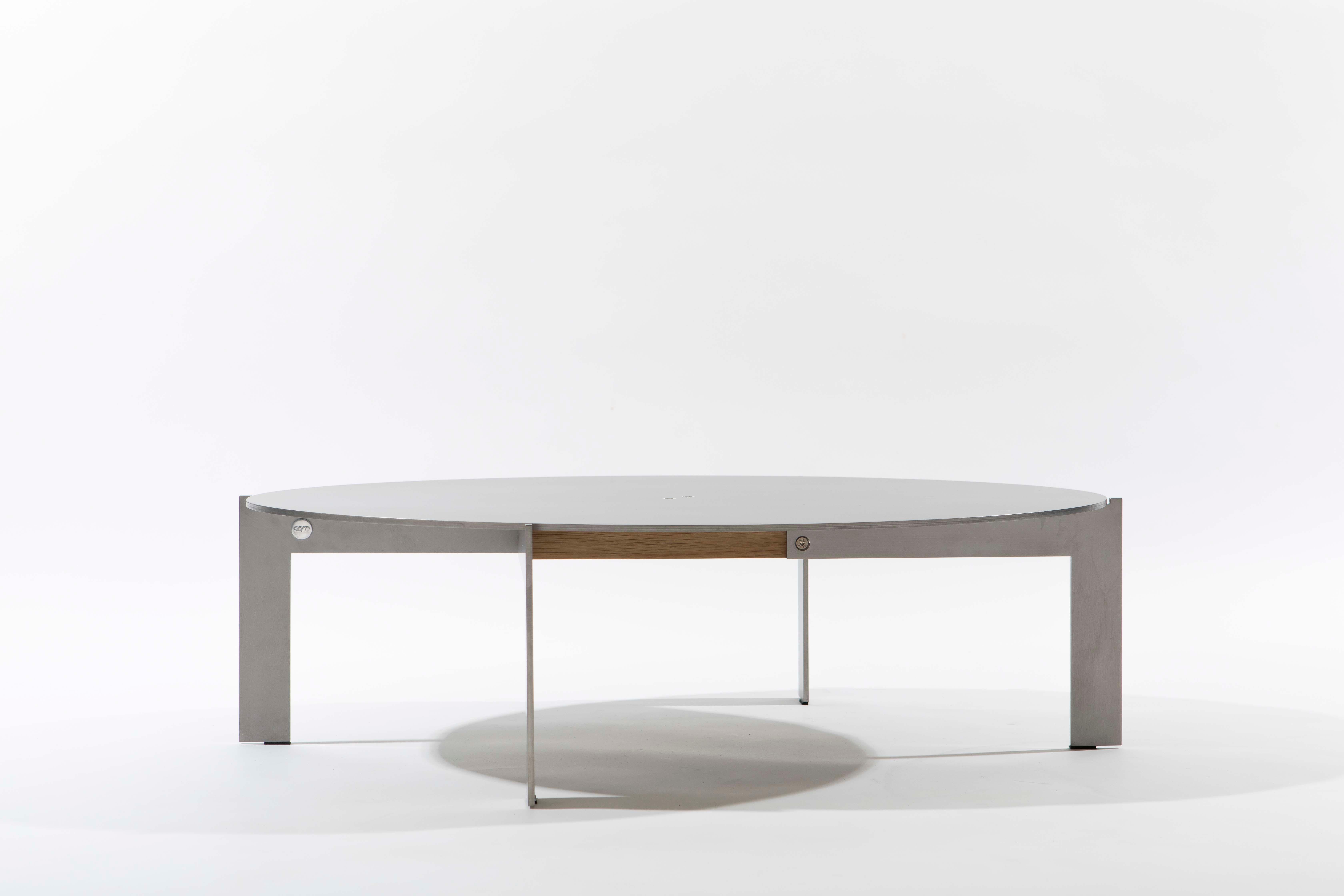 Moderner zeitgenössischer ovaler Ellipsen-Beistelltisch, Stahl und Nussbaumholz, Belgien (Edelstahl) im Angebot