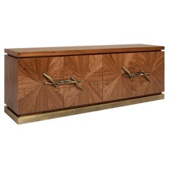 Aparador contemporáneo de nogal con tiradores de latón fundido