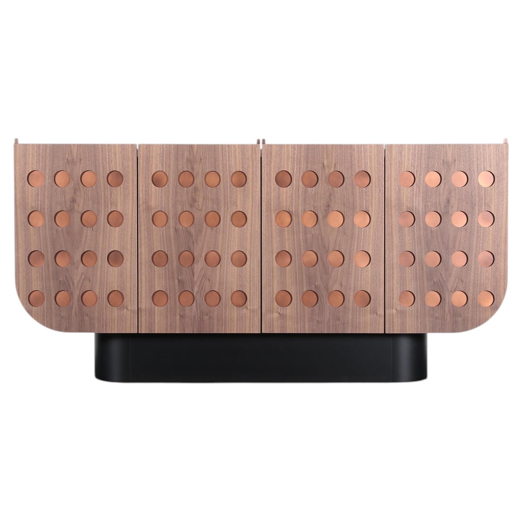 Credenza contemporanea in noce con dettagli in bronzo scuro