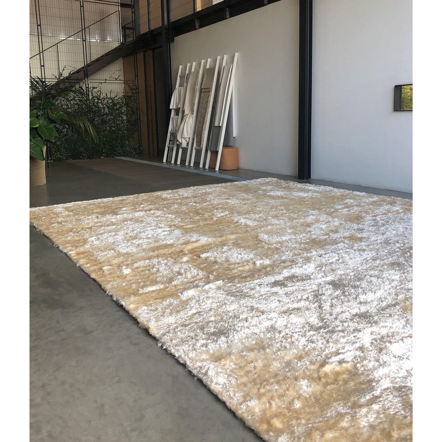 “KamaSu”, in the color “Bianco Luce”, is a bright and ultra-soft contemporary rug by designer Deanna Comellini, founder and creative director of G.T.DESIGN. 
This model features a hand-stitching that brings together two “KamaSu” rugs creating a