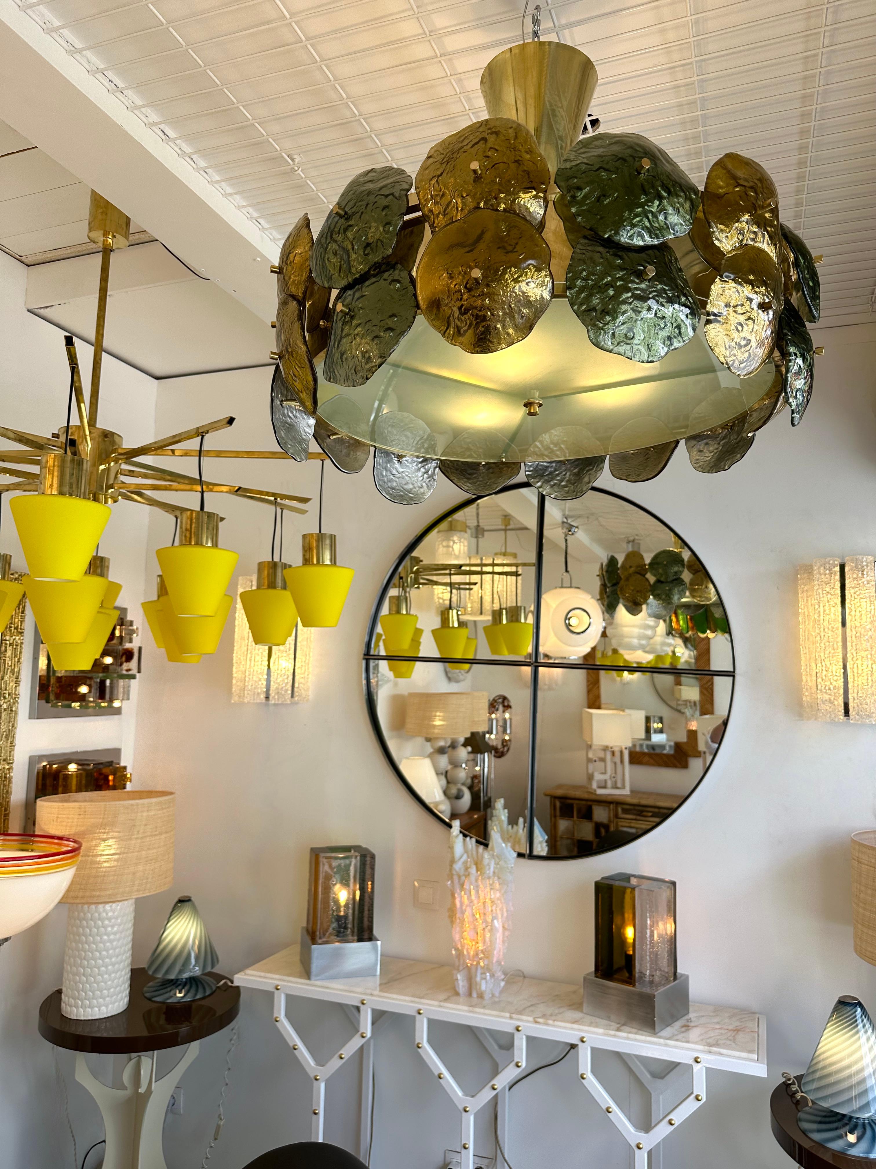 Lampadario a soffitto a sospensione con lampada a incasso in ottone e vetro di Murano con ninfea nenuphar. Lavori contemporanei di un piccolo laboratorio artigianale italiano. Piccole imperfezioni dovute al lavoro artigianale fatto a mano. Nel mood