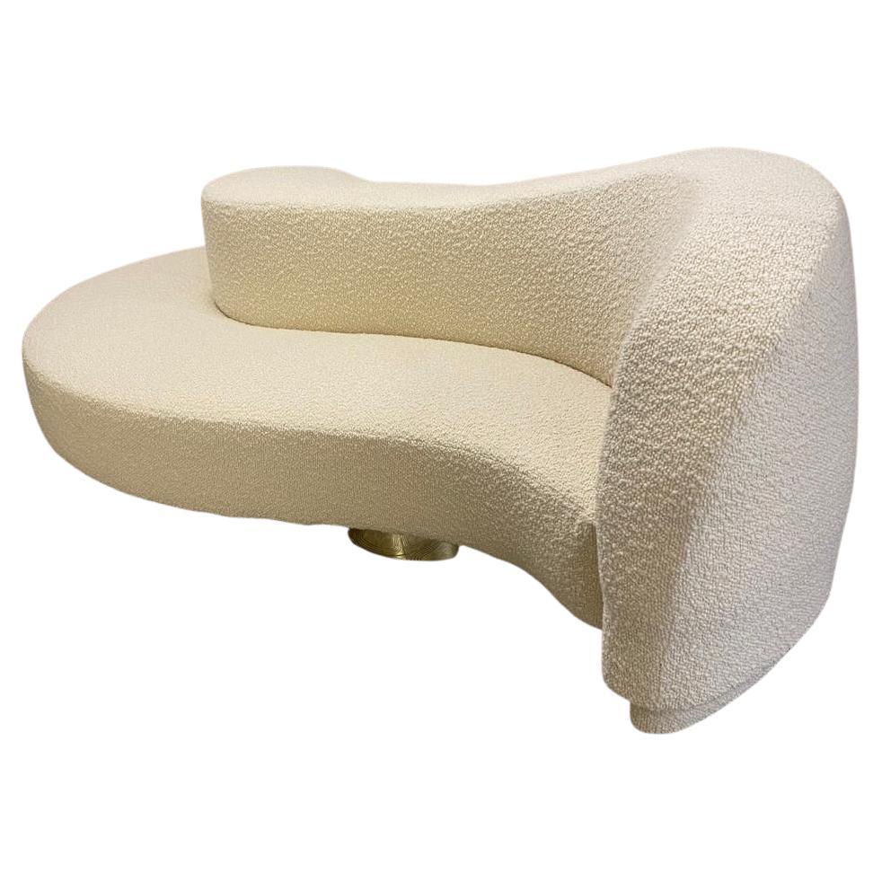 Zeitgenössisches gebogenes Sofa „Borne“ aus weißem Boucle-Stoff, Italien (Moderne) im Angebot