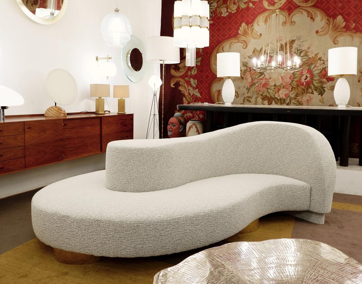 Zeitgenössisches gebogenes Sofa „Borne“ aus weißem Boucle-Stoff, Italien (21. Jahrhundert und zeitgenössisch) im Angebot