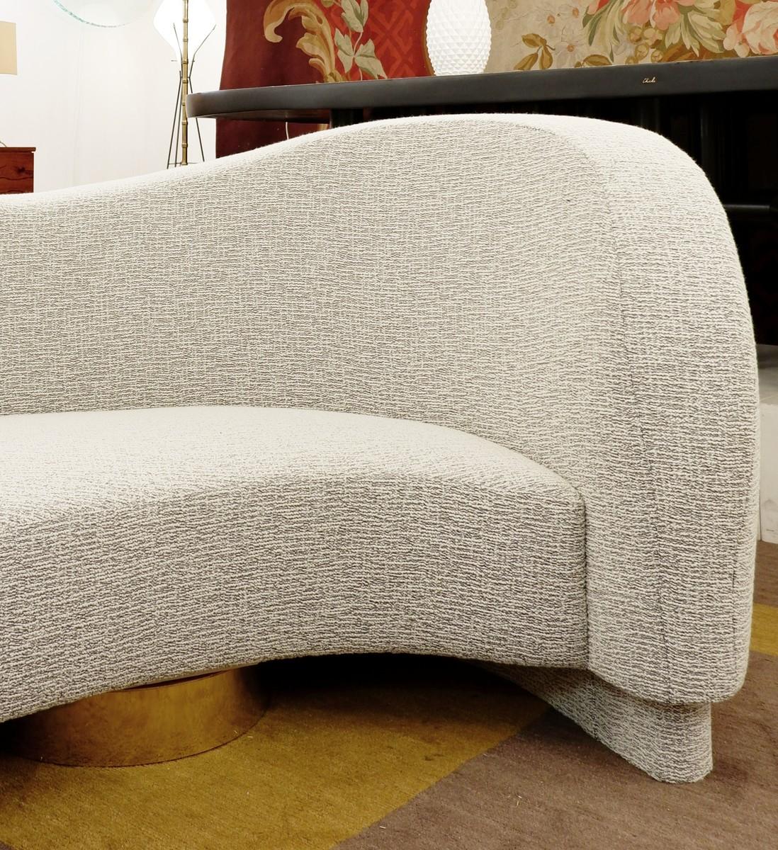 Zeitgenössisches gebogenes Sofa „Borne“ aus weißem Boucle-Stoff, Italien im Angebot 1