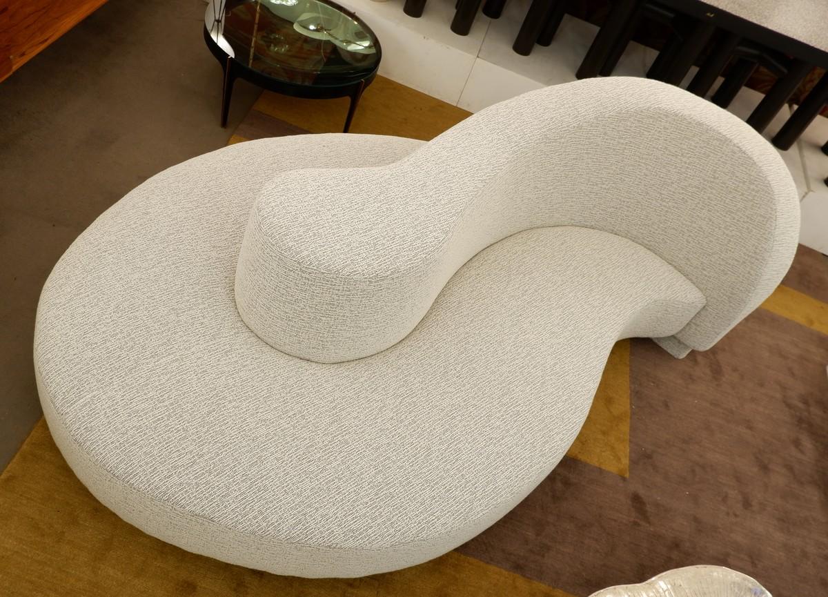Zeitgenössisches gebogenes Sofa „Borne“ aus weißem Boucle-Stoff, Italien im Angebot 2