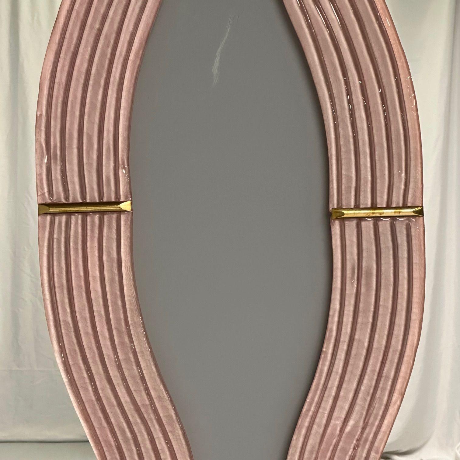 Miroirs muraux contemporains, ondulés, en verre de Murano rose, laiton, Italie, 2023. en vente 3