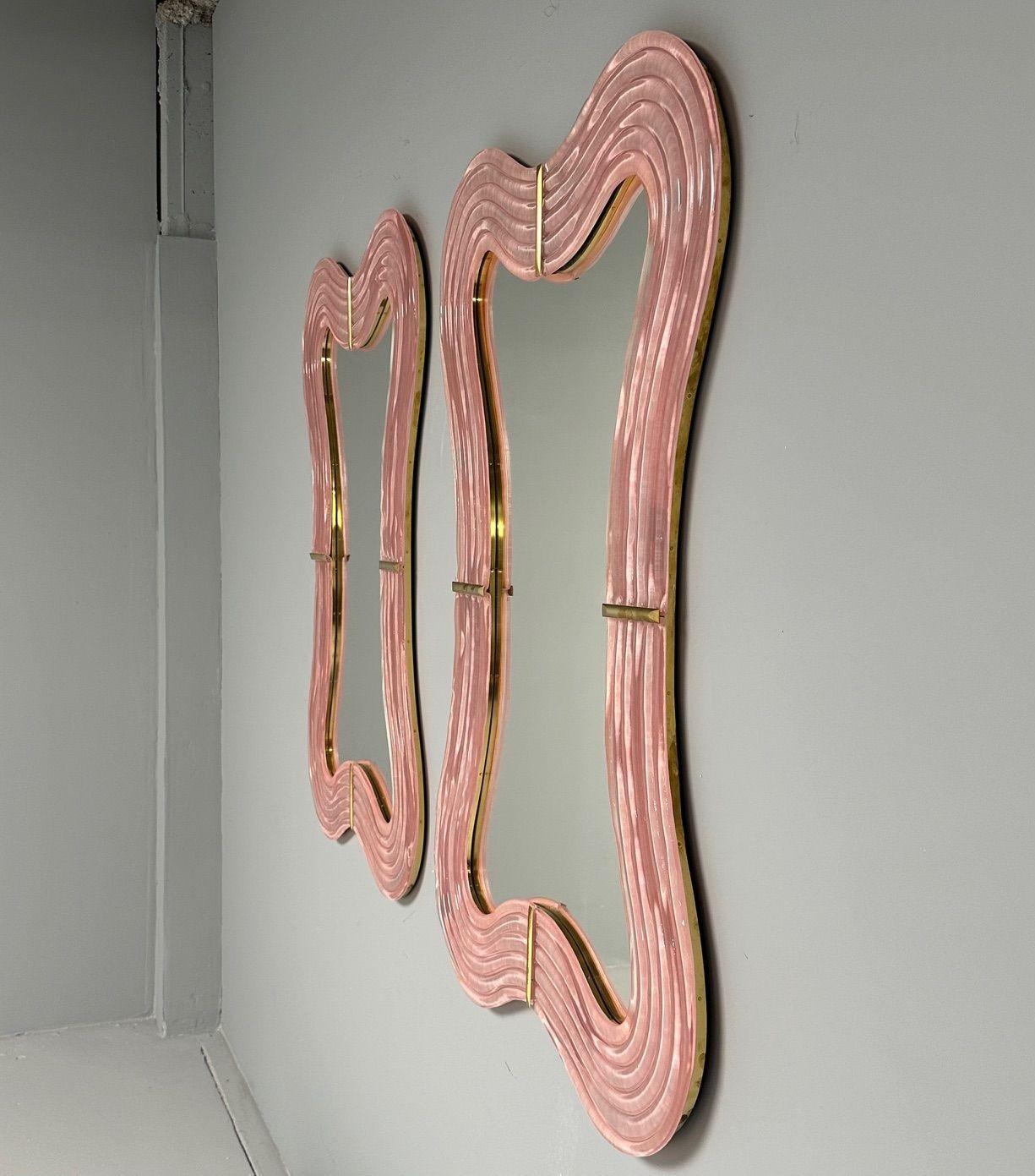 Miroirs muraux contemporains, ondulés, en verre de Murano rose, laiton, Italie, 2023. en vente 5