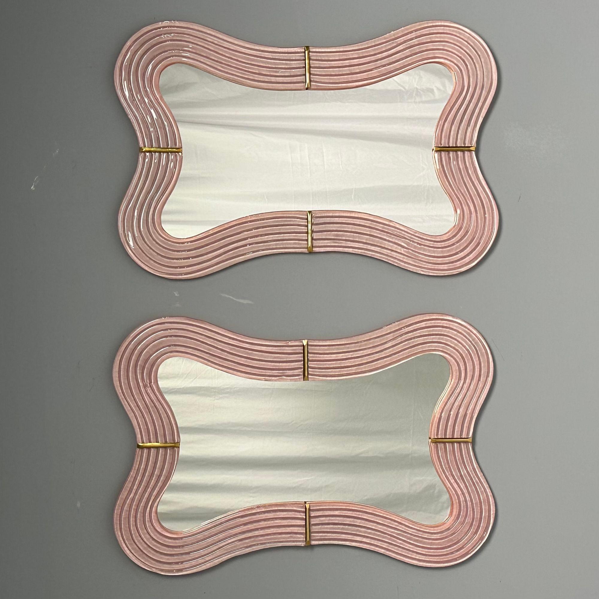 Miroirs muraux contemporains, ondulés, en verre de Murano rose, laiton, Italie, 2023. en vente 6
