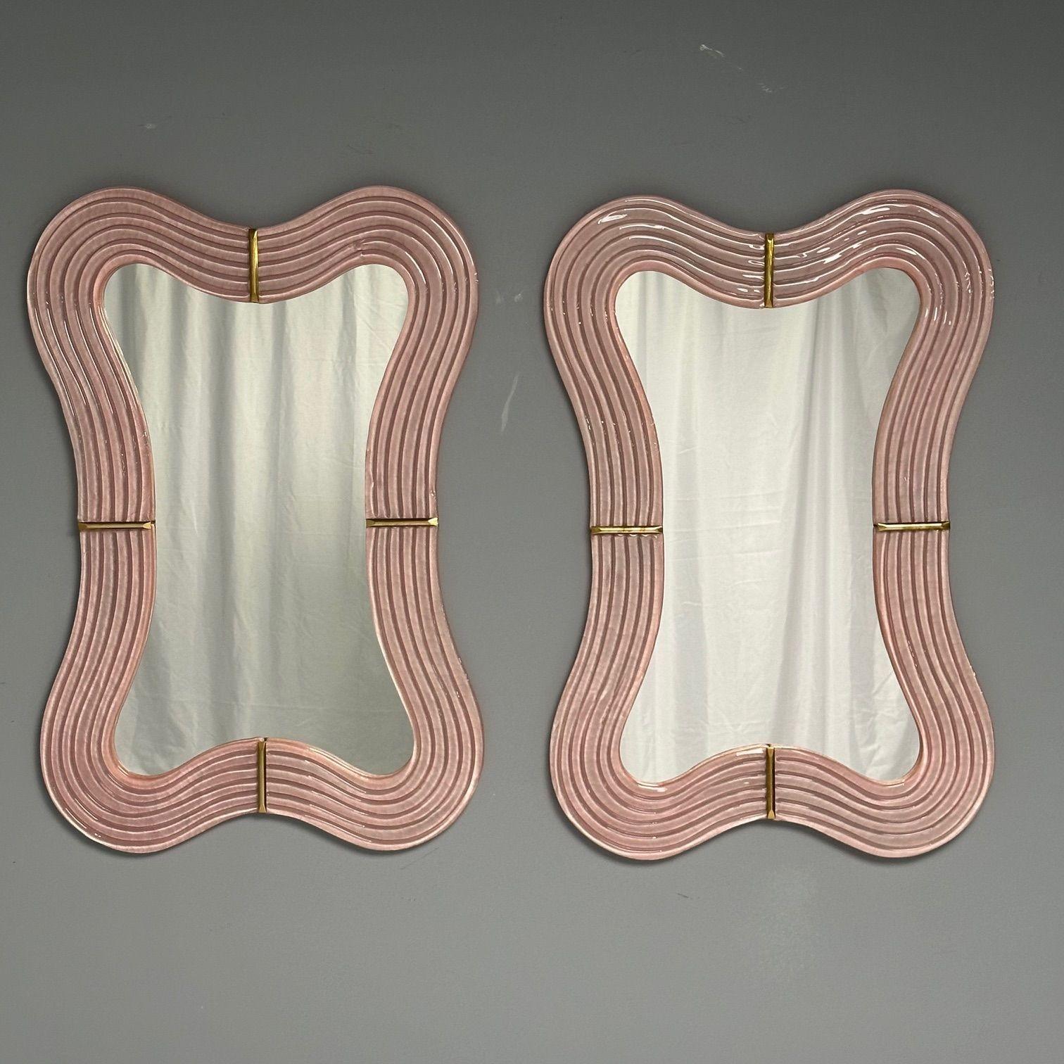 Miroirs muraux contemporains, ondulés, en verre de Murano rose, laiton, Italie, 2023.

Paire de miroirs muraux rectangulaires conçus et fabriqués à la main dans un petit atelier de Venise, en Italie. Chaque miroir a un cadre ondulé en verre rose de